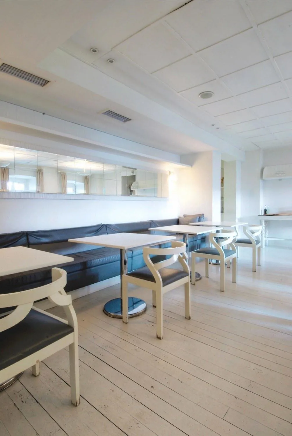 Restaurant/places to eat in Kar's Hotel