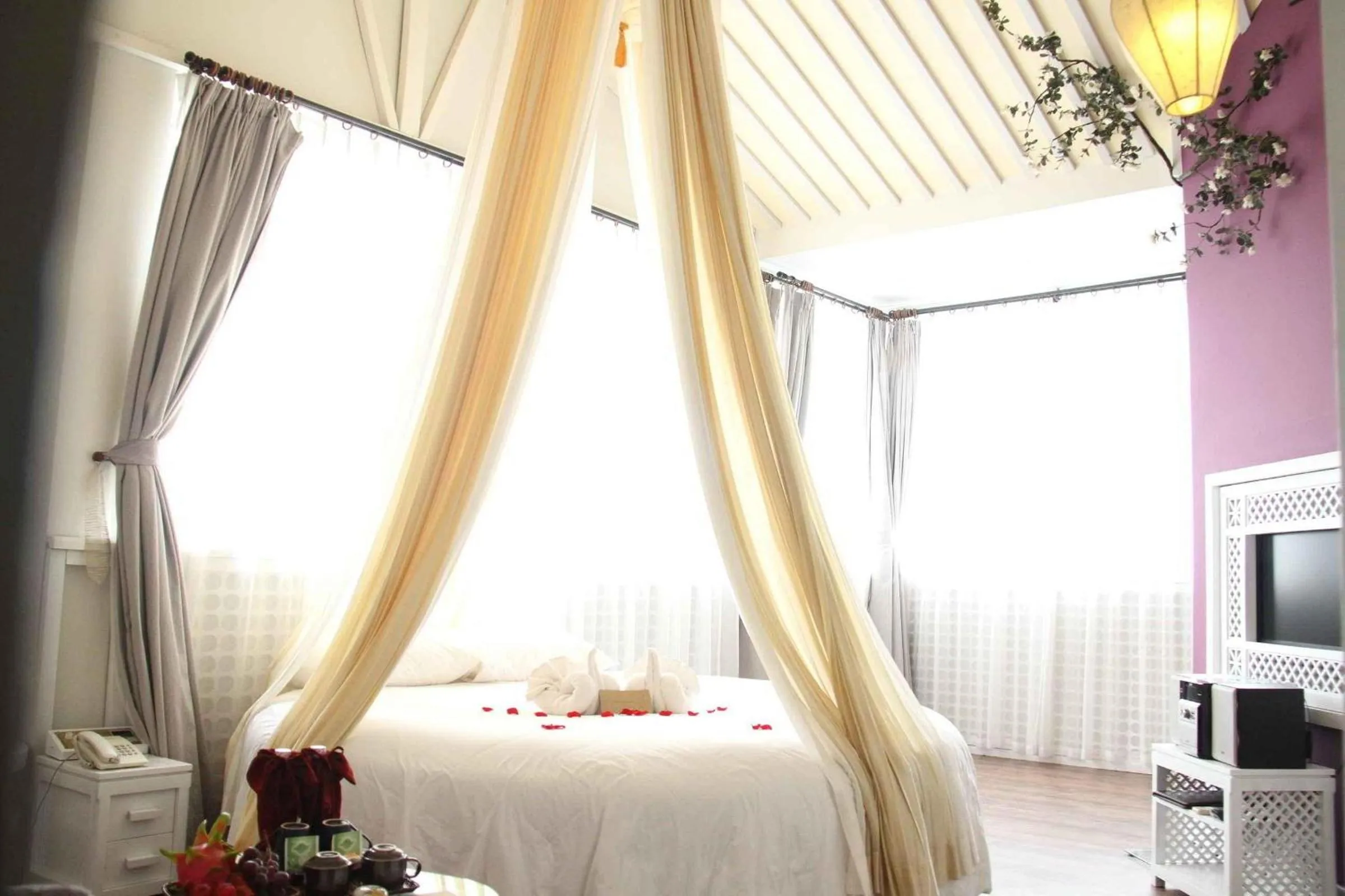 Bedroom, Bed in Orchid Hotel