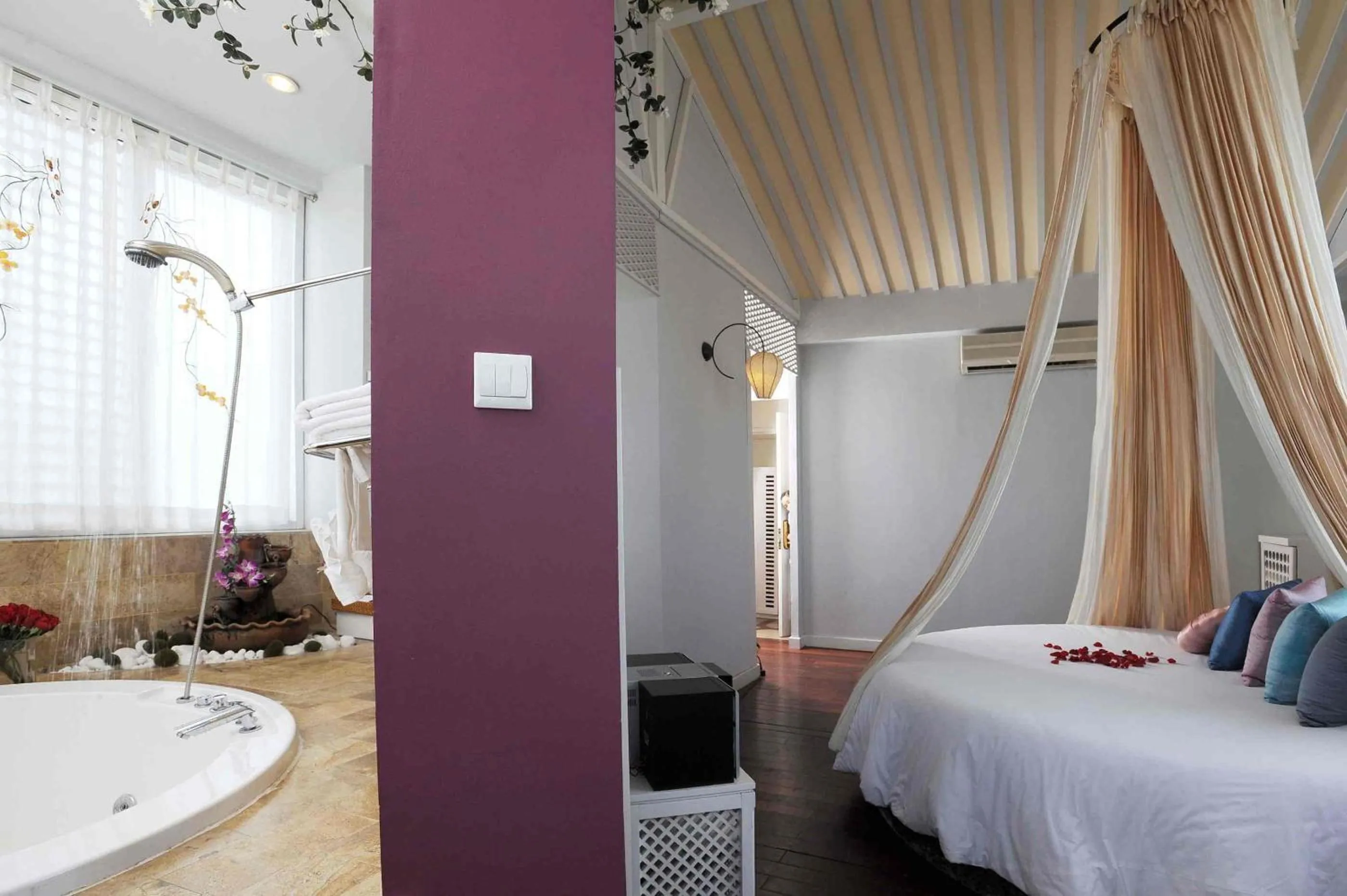 Bedroom, Bed in Orchid Hotel