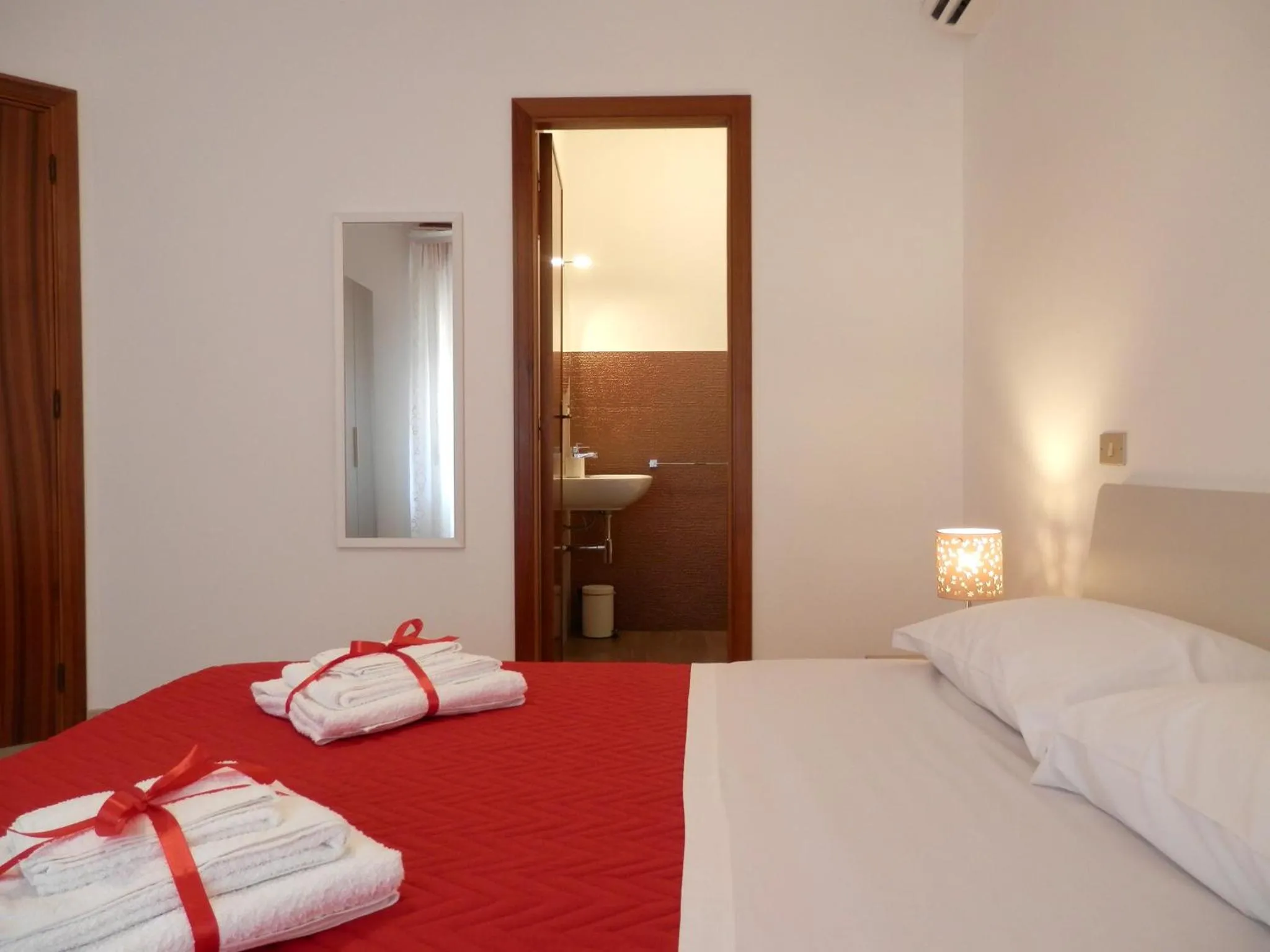 Photo of the whole room in Corsaro B&B