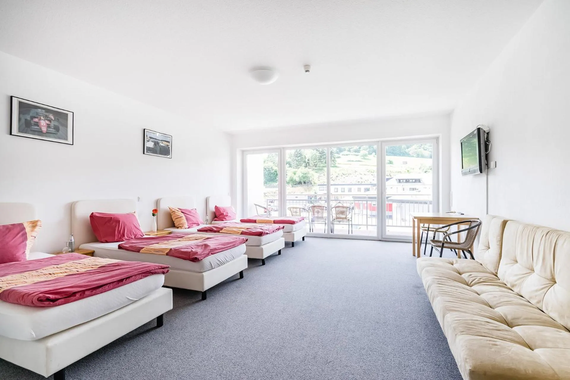 TV and multimedia, Bed in Hotel an der Nordschleife