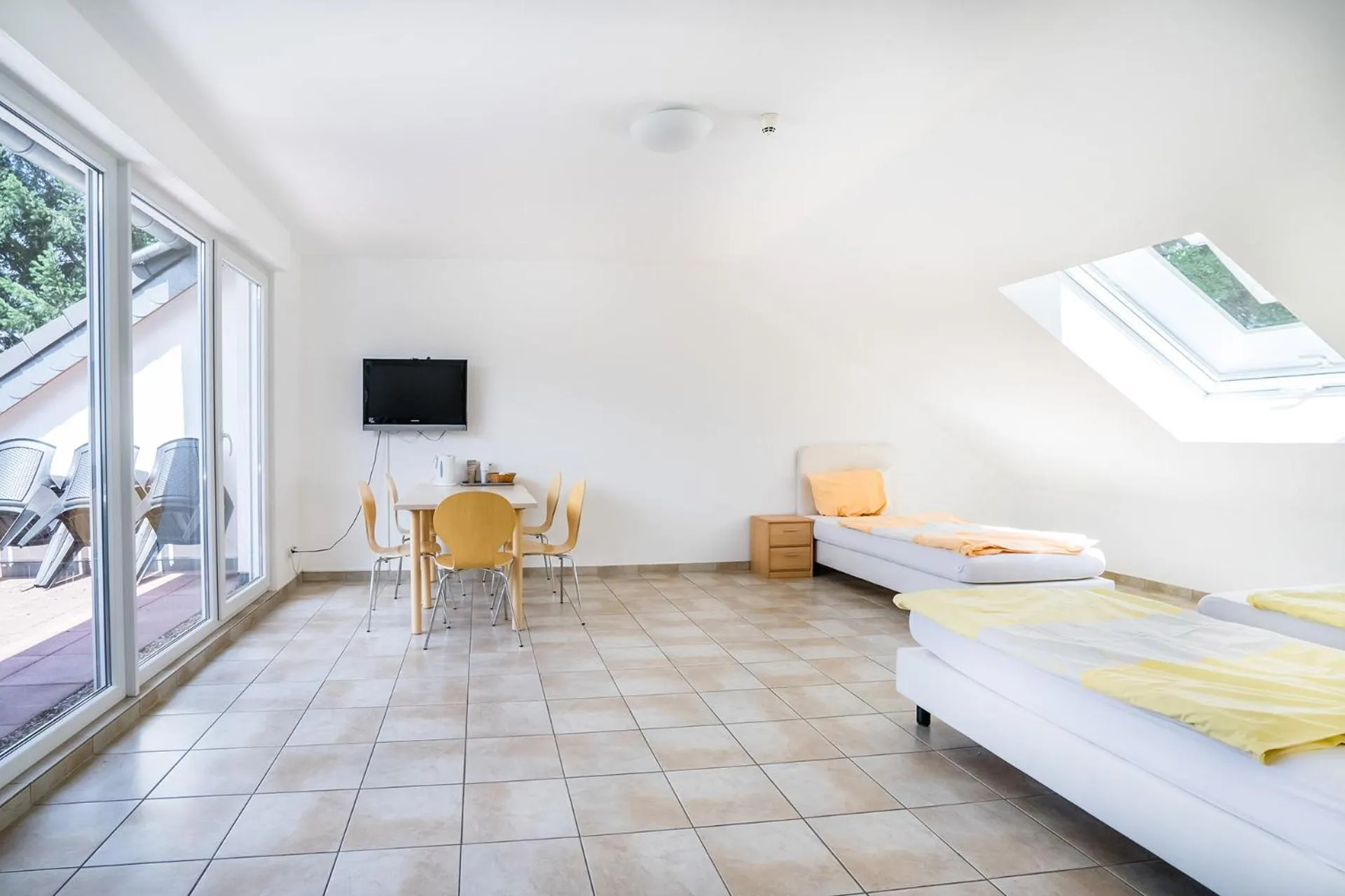 TV and multimedia, Bed in Hotel an der Nordschleife