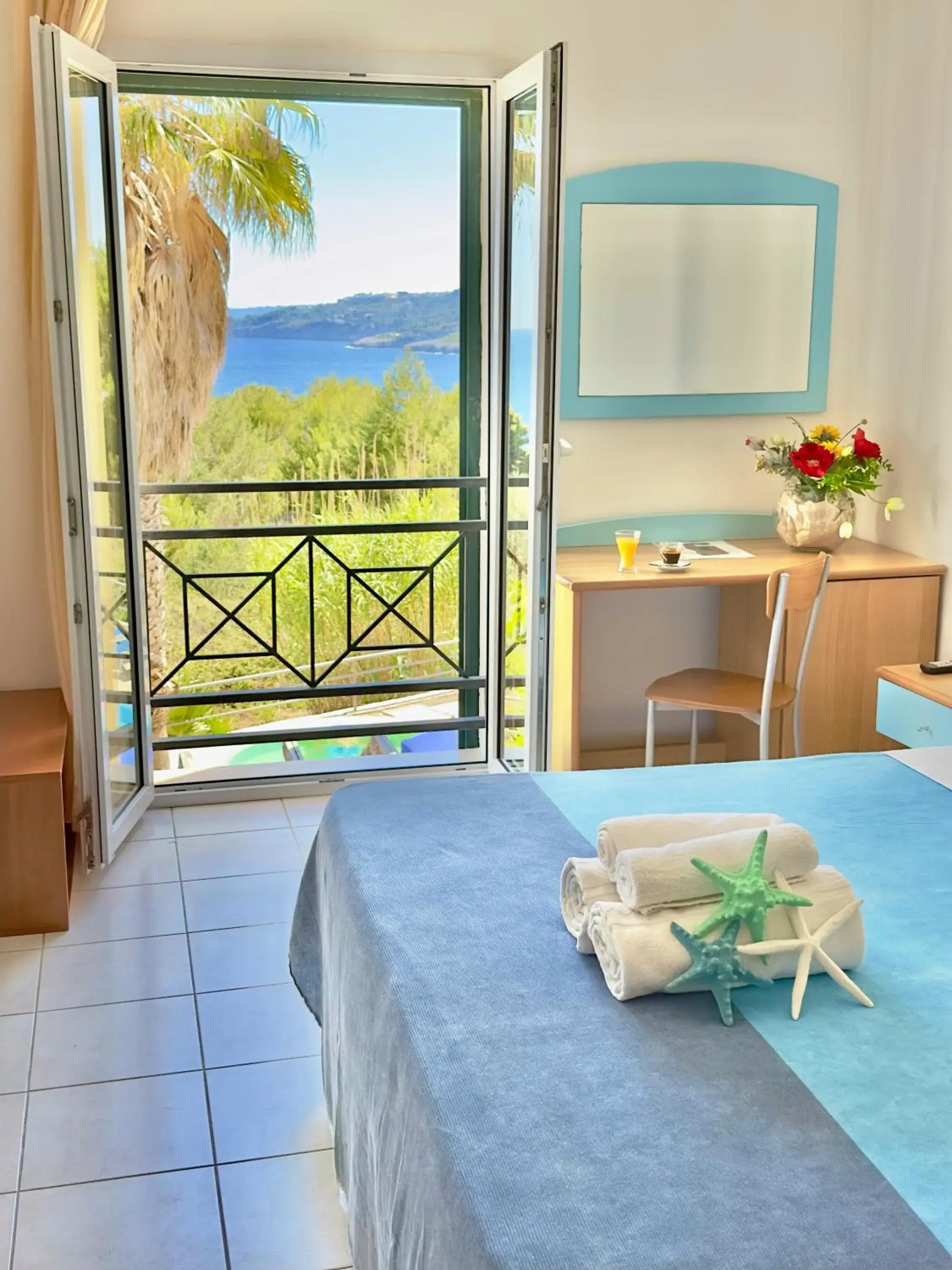 Double Room with Sea View in Hotel Alizé Double Room with Sea View in Hotel Alizé