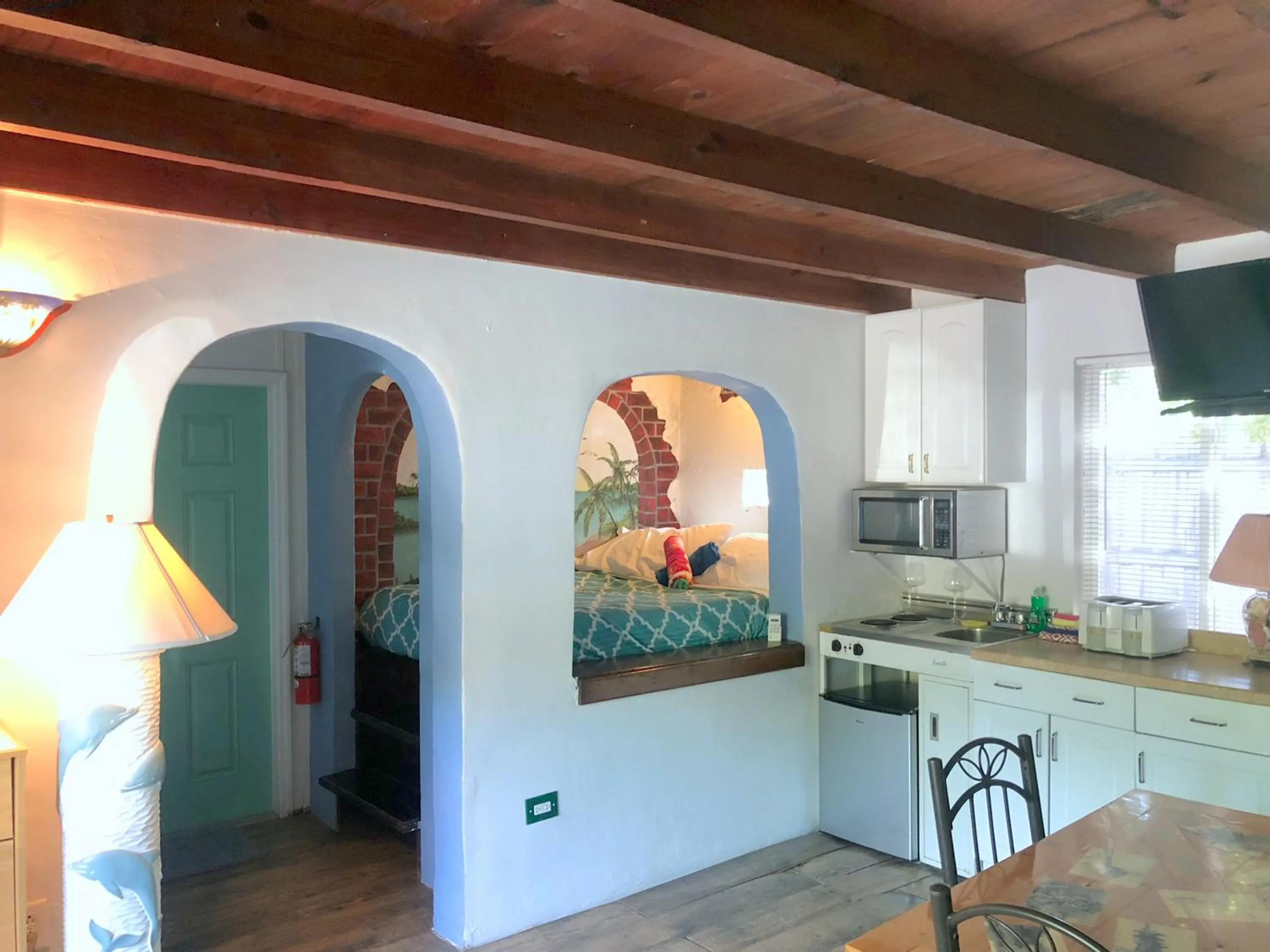 Kitchen or kitchenette in Key Largo Cottages