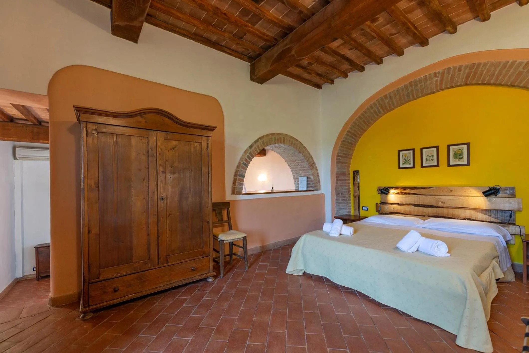 Photo of the whole room, Bed in Locanda Vesuna Hotel Countryhouse
