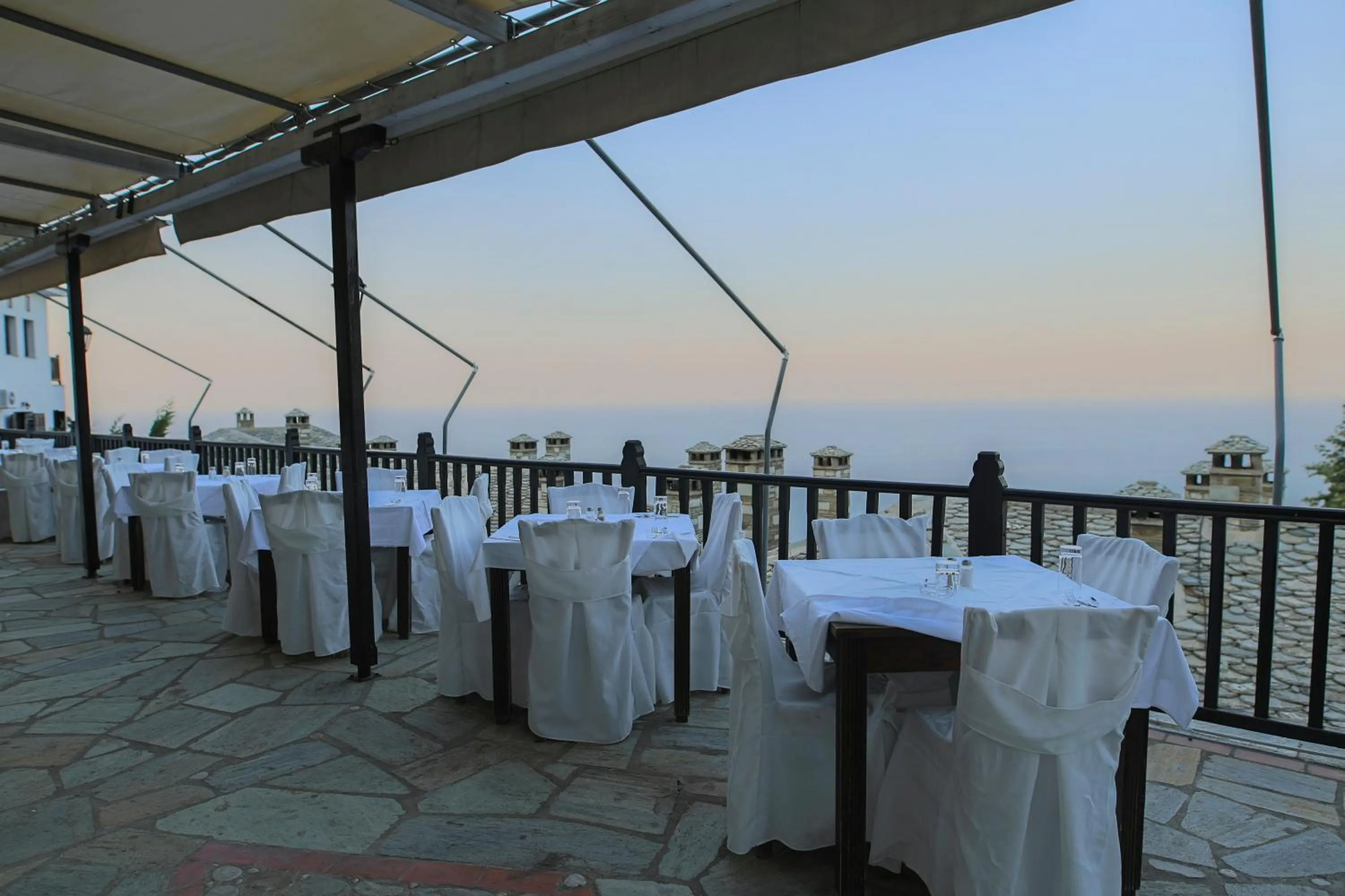 Restaurant/places to eat in Pilio Sea Horizon Hotel