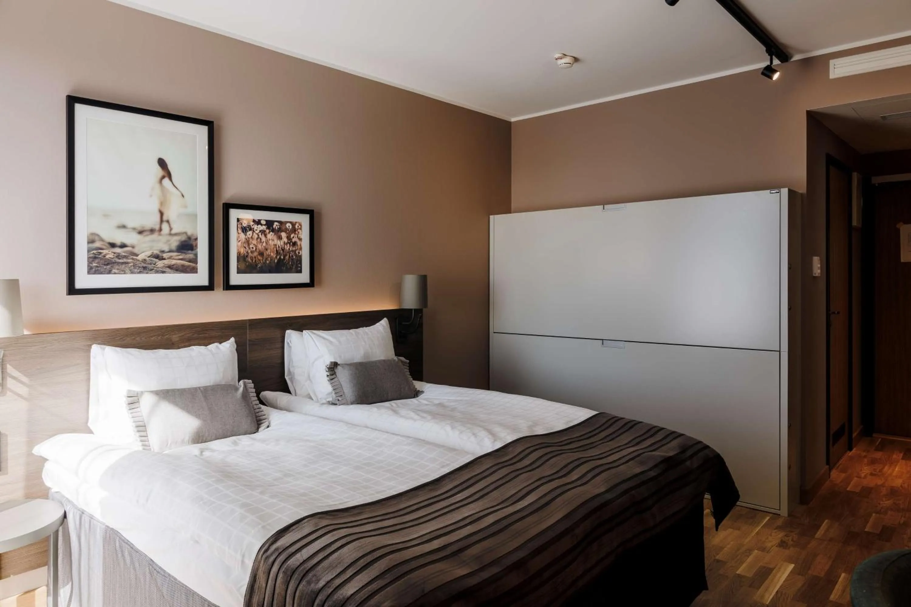 Photo of the whole room, Bed in Scandic Strömmen