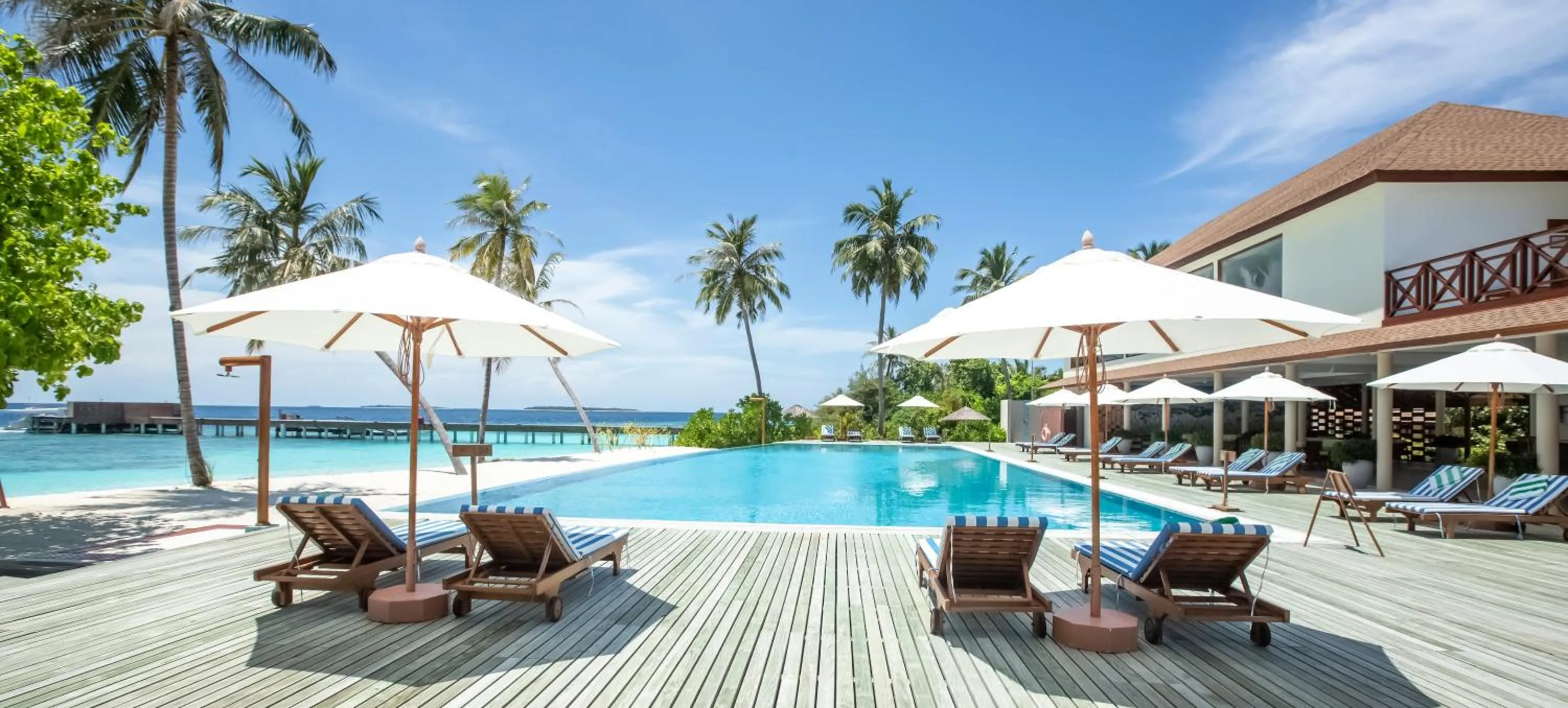 Swimming pool in Reethi Faru Resort