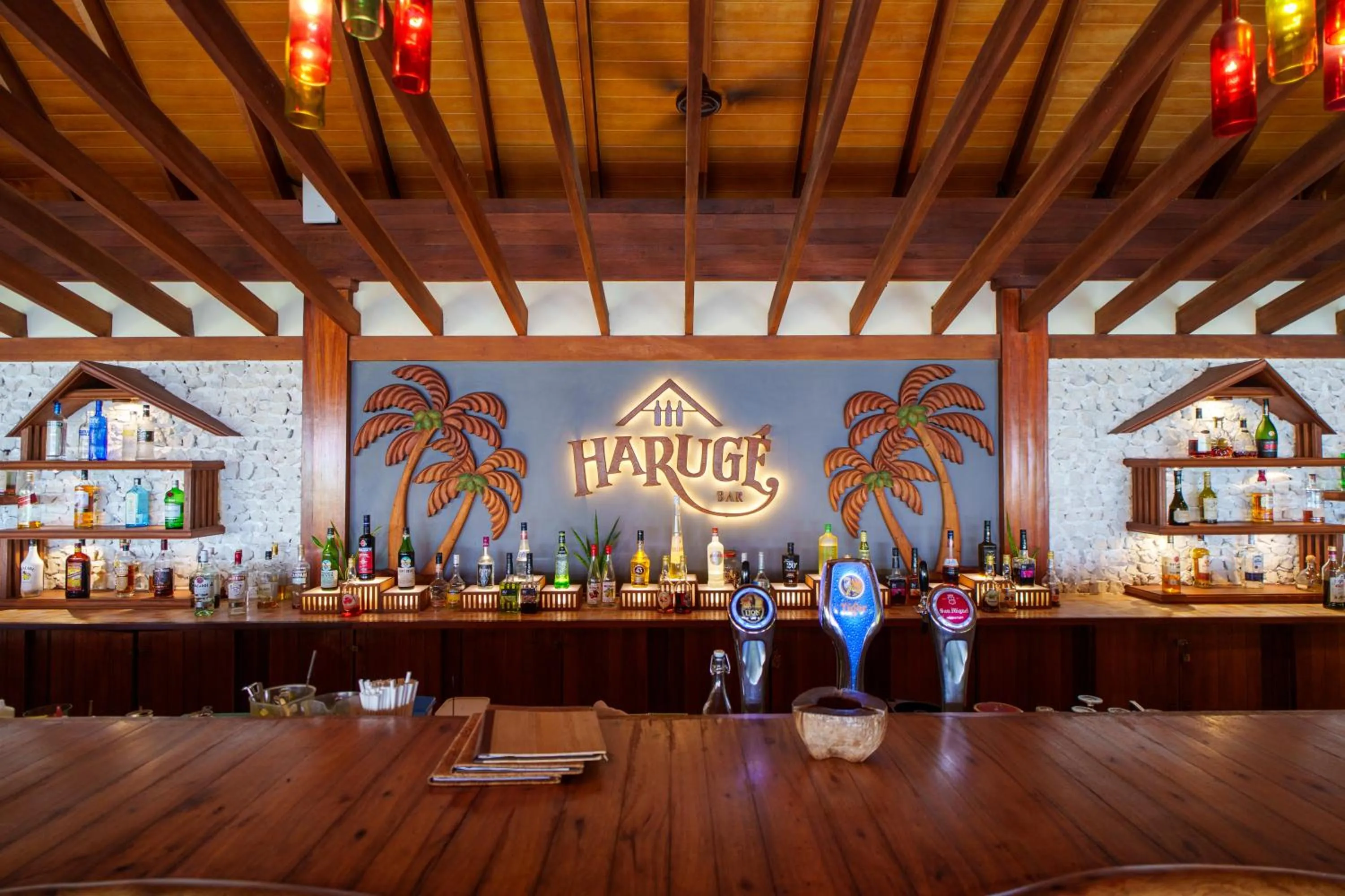 Lounge or bar in Reethi Faru Resort