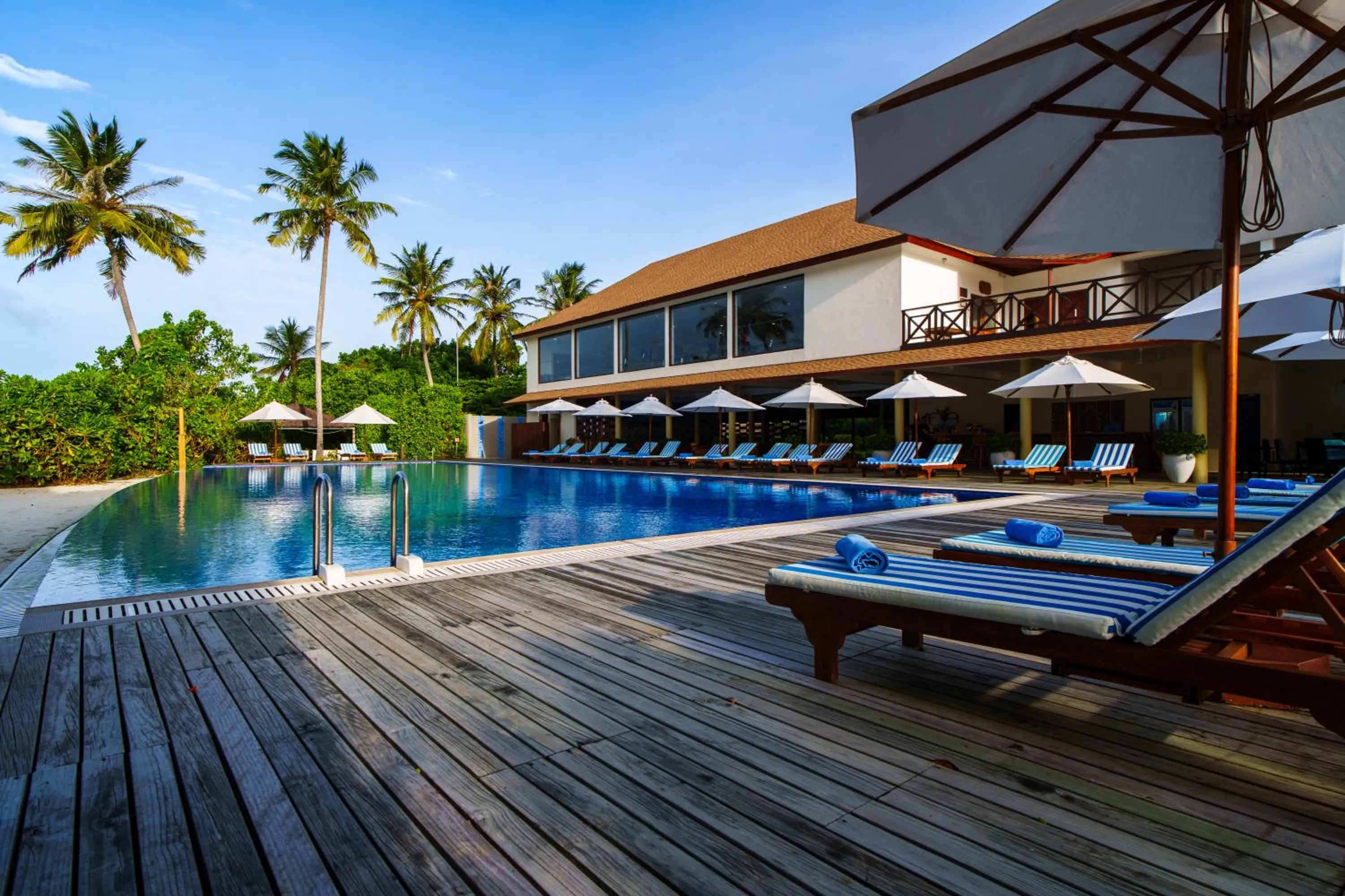 Swimming pool in Reethi Faru Resort