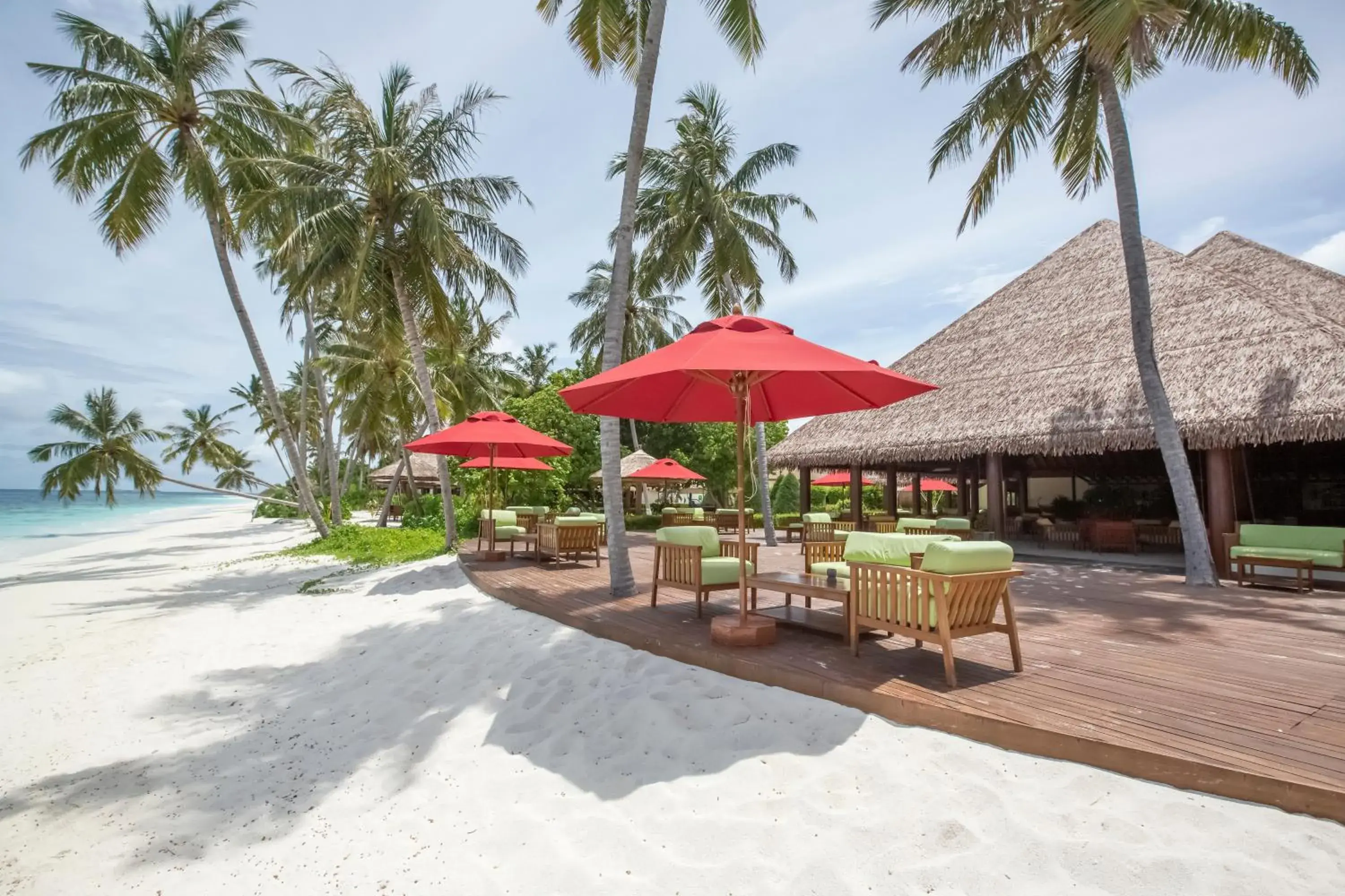 Lounge or bar in Reethi Faru Resort - Stay 5 Nights or more Between Aug to Oct 2025 & Enjoy a Free Sunset Cruise Lounge or bar in Reethi Faru Resort - Stay 5 Nights or more Between Aug to Oct 2025 & Enjoy a Free Sunset Cruise