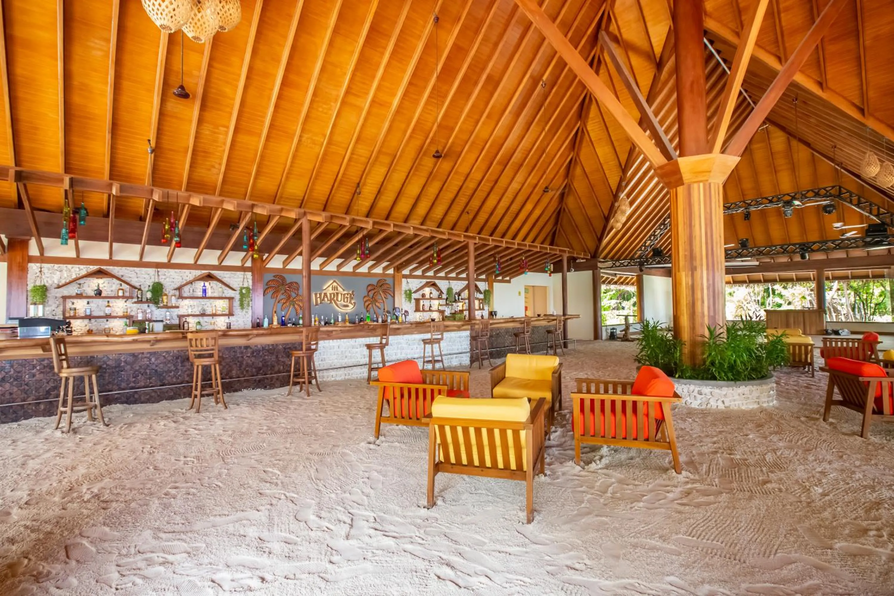 Lounge or bar in Reethi Faru Resort