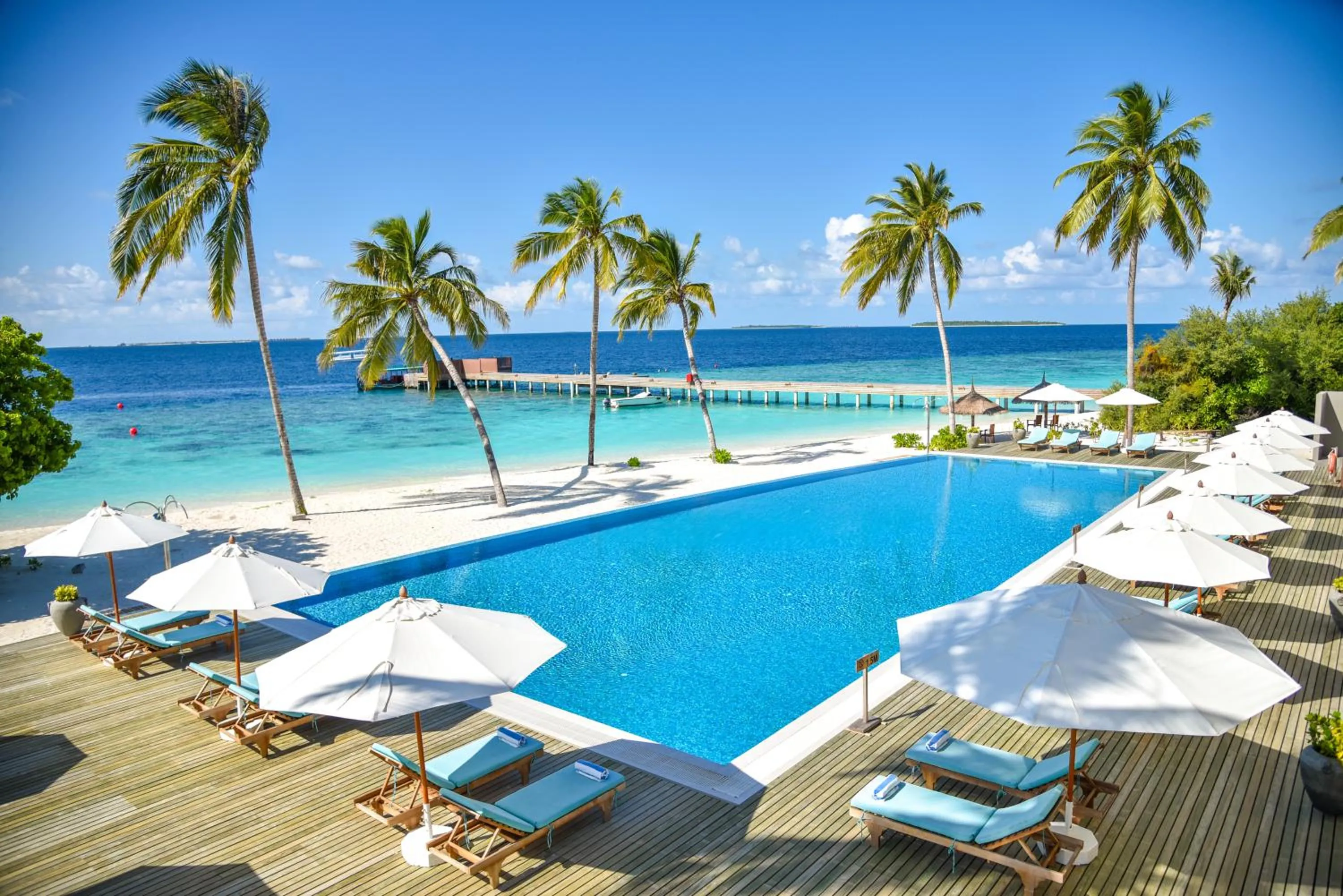 Swimming pool in Reethi Faru Resort