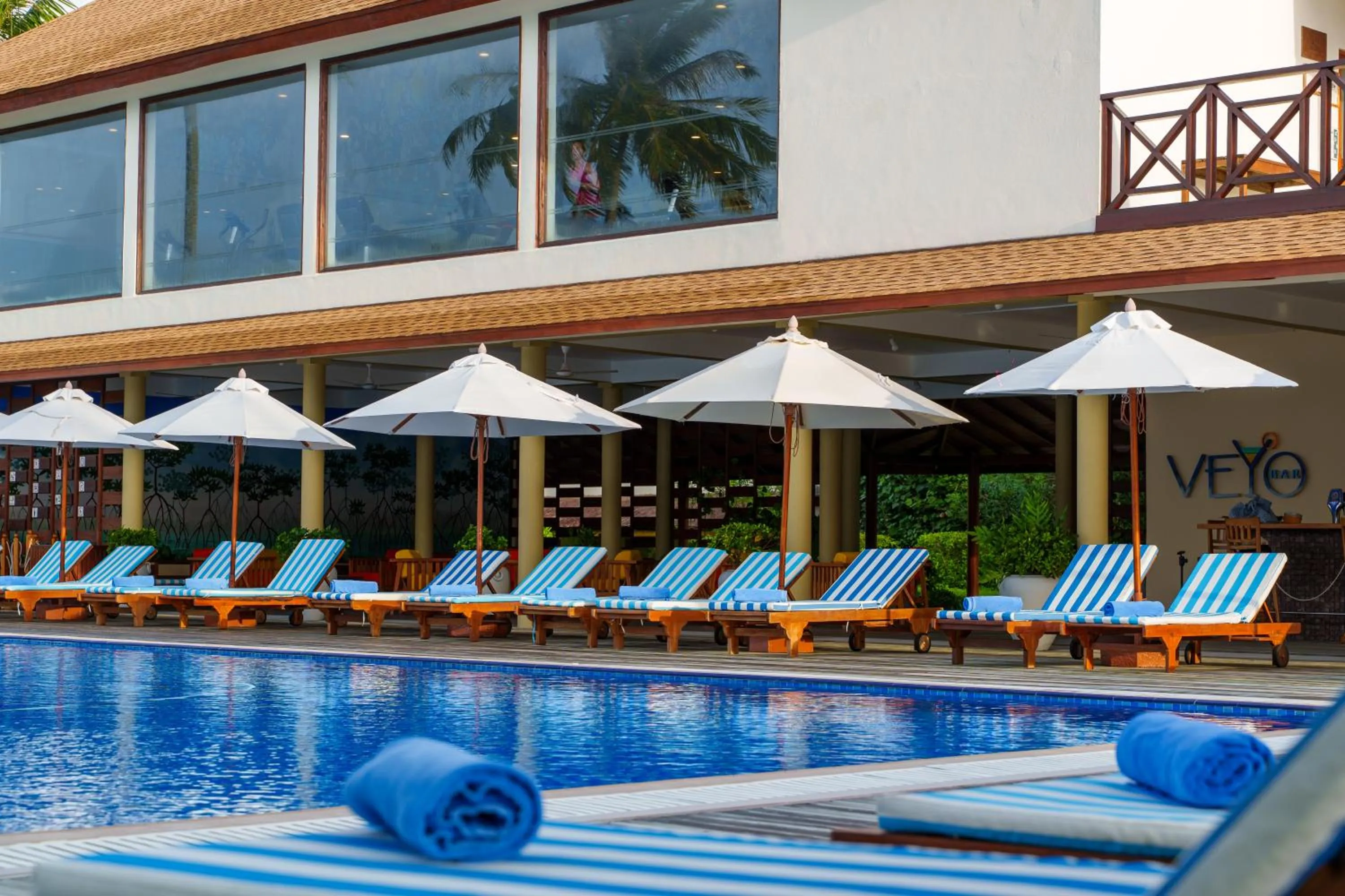 Swimming pool in Reethi Faru Resort