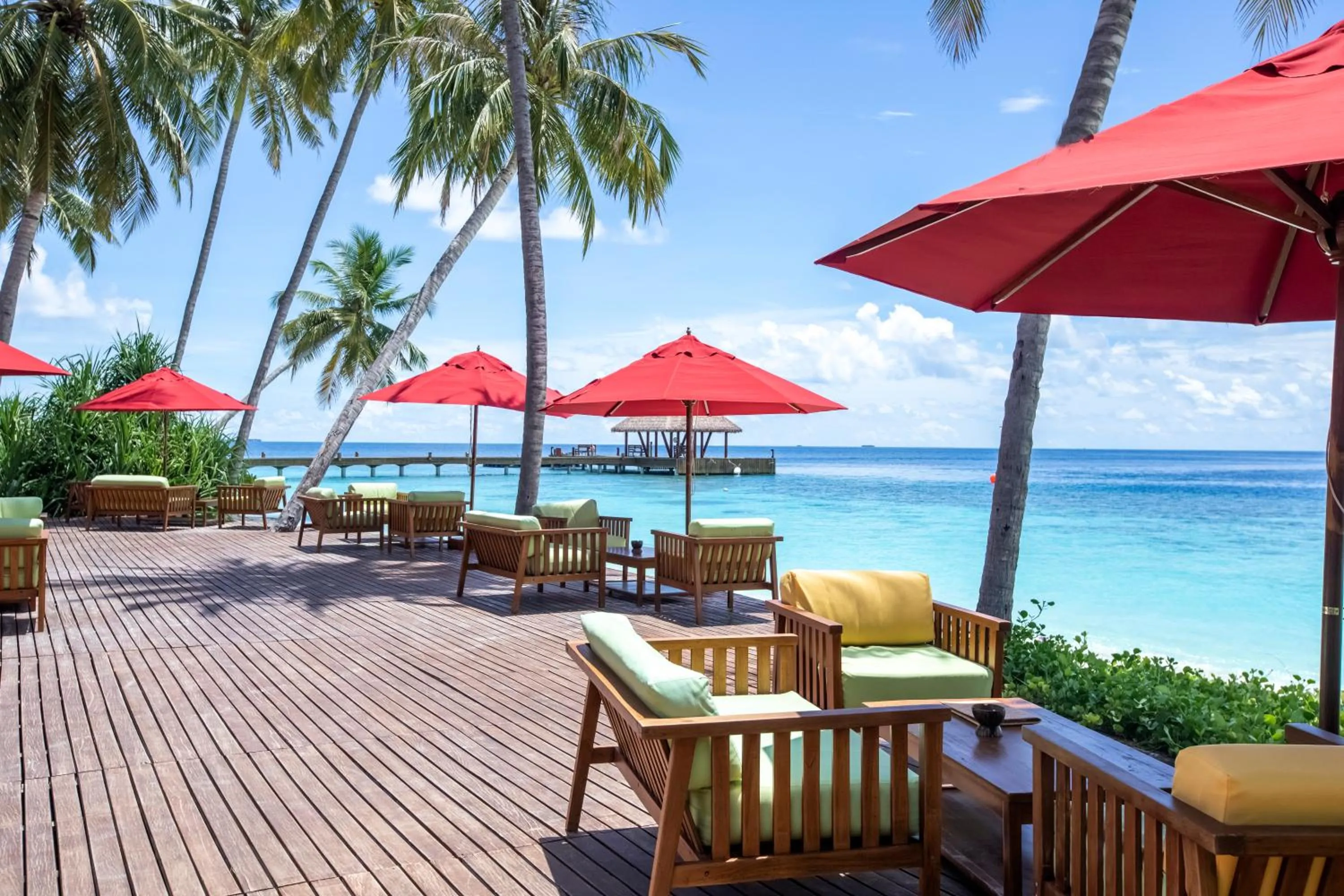 Lounge or bar in Reethi Faru Resort