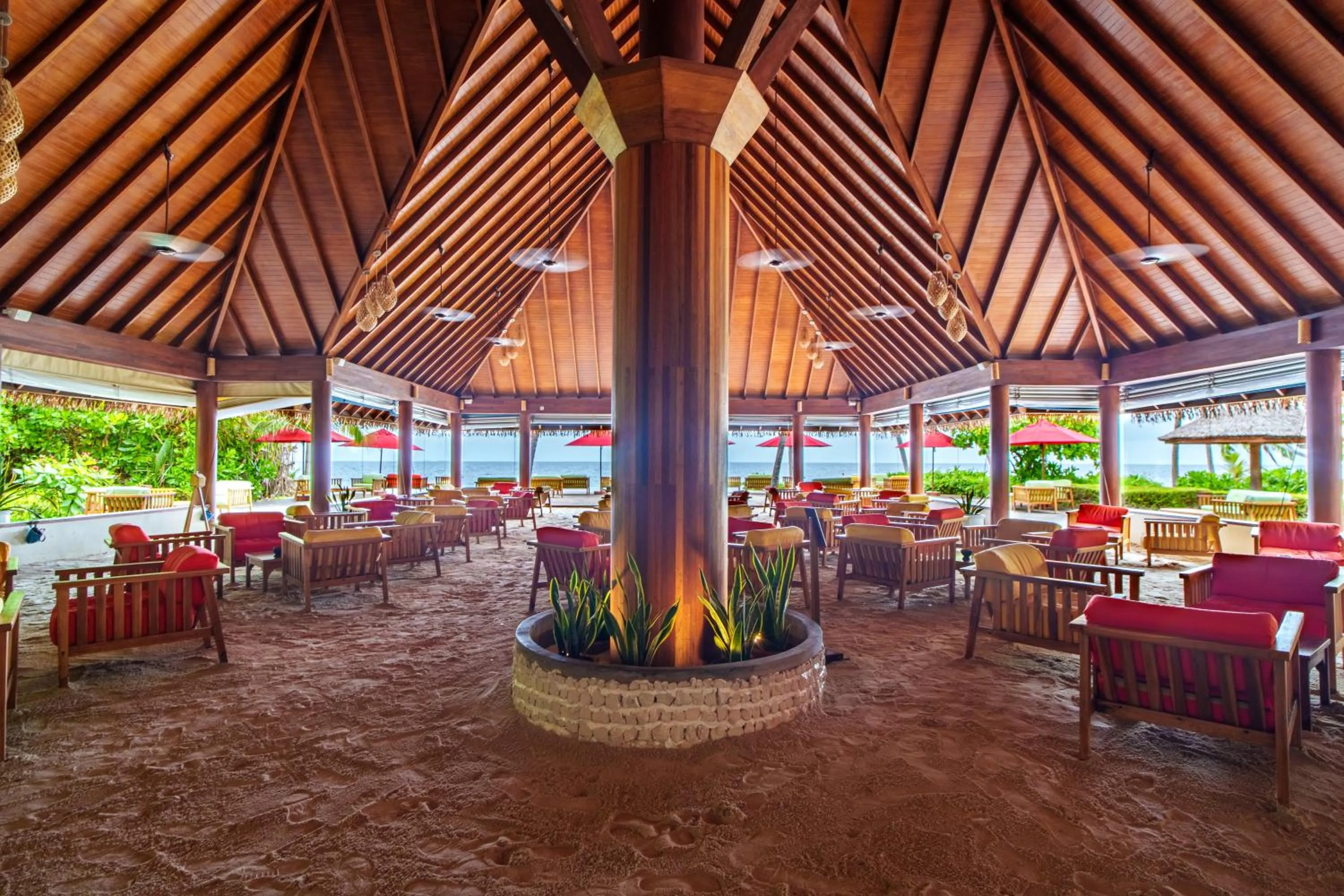 Lounge or bar in Reethi Faru Resort