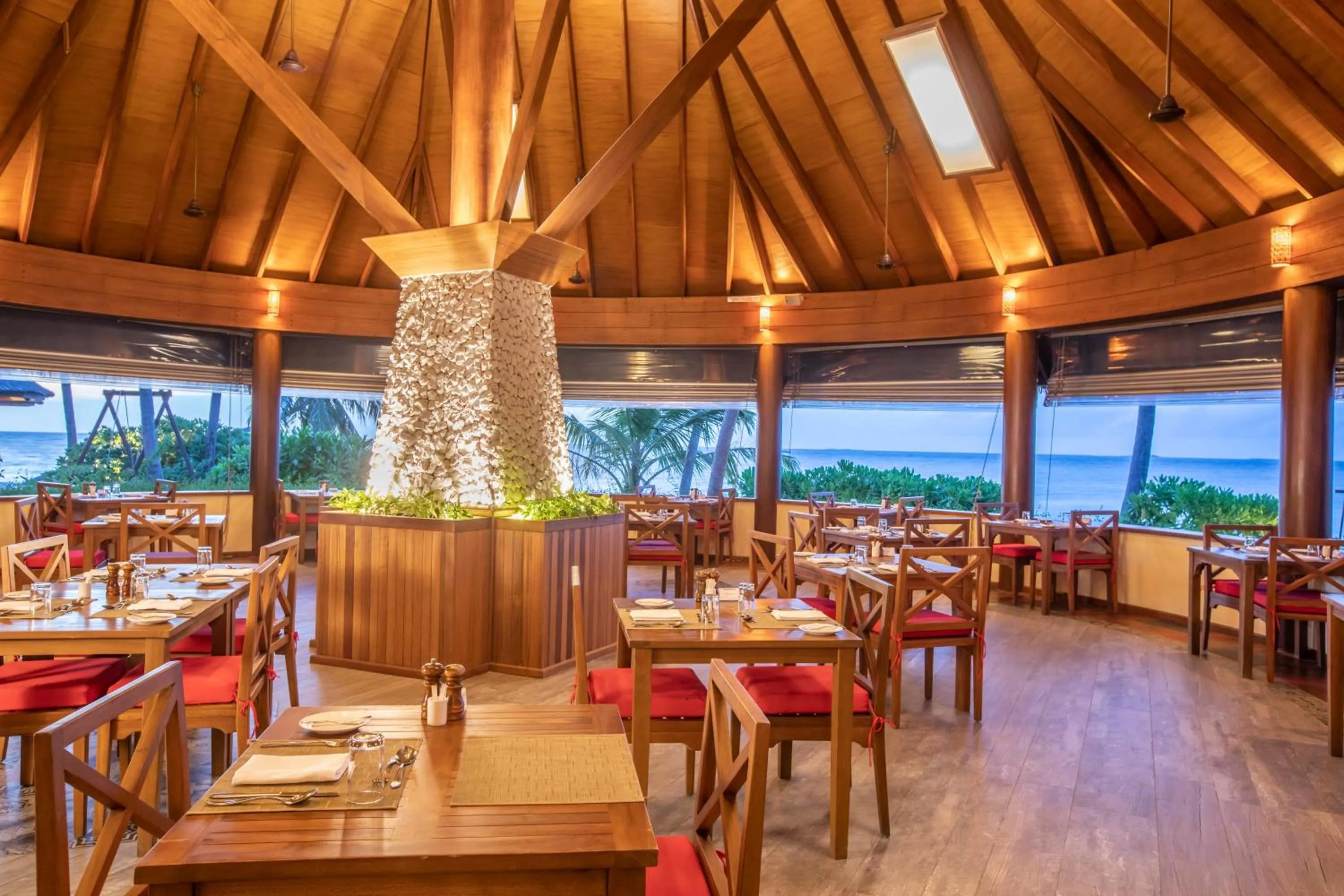 Restaurant/places to eat in Reethi Faru Resort