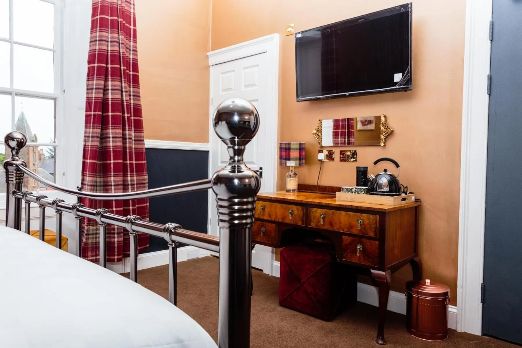 Communal lounge/ TV room, Bed in Lunan House