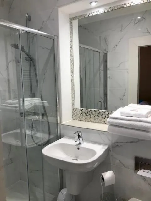 Shower in Lunan House