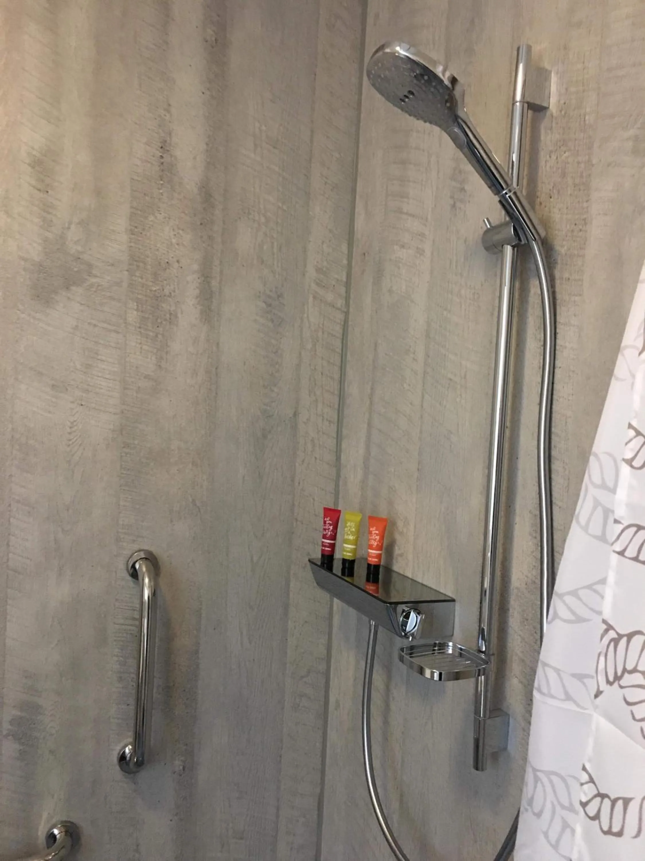 Shower in Lunan House