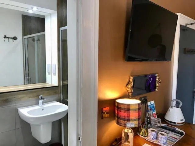 Shower in Lunan House