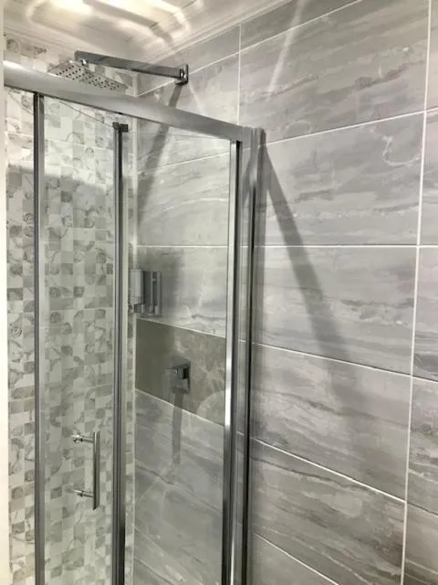 Shower in Lunan House