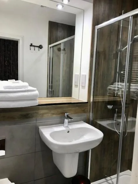 Shower in Lunan House