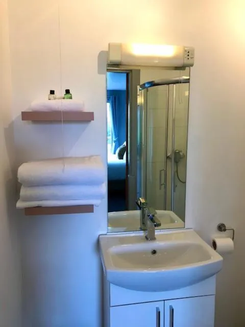 Shower in Lunan House