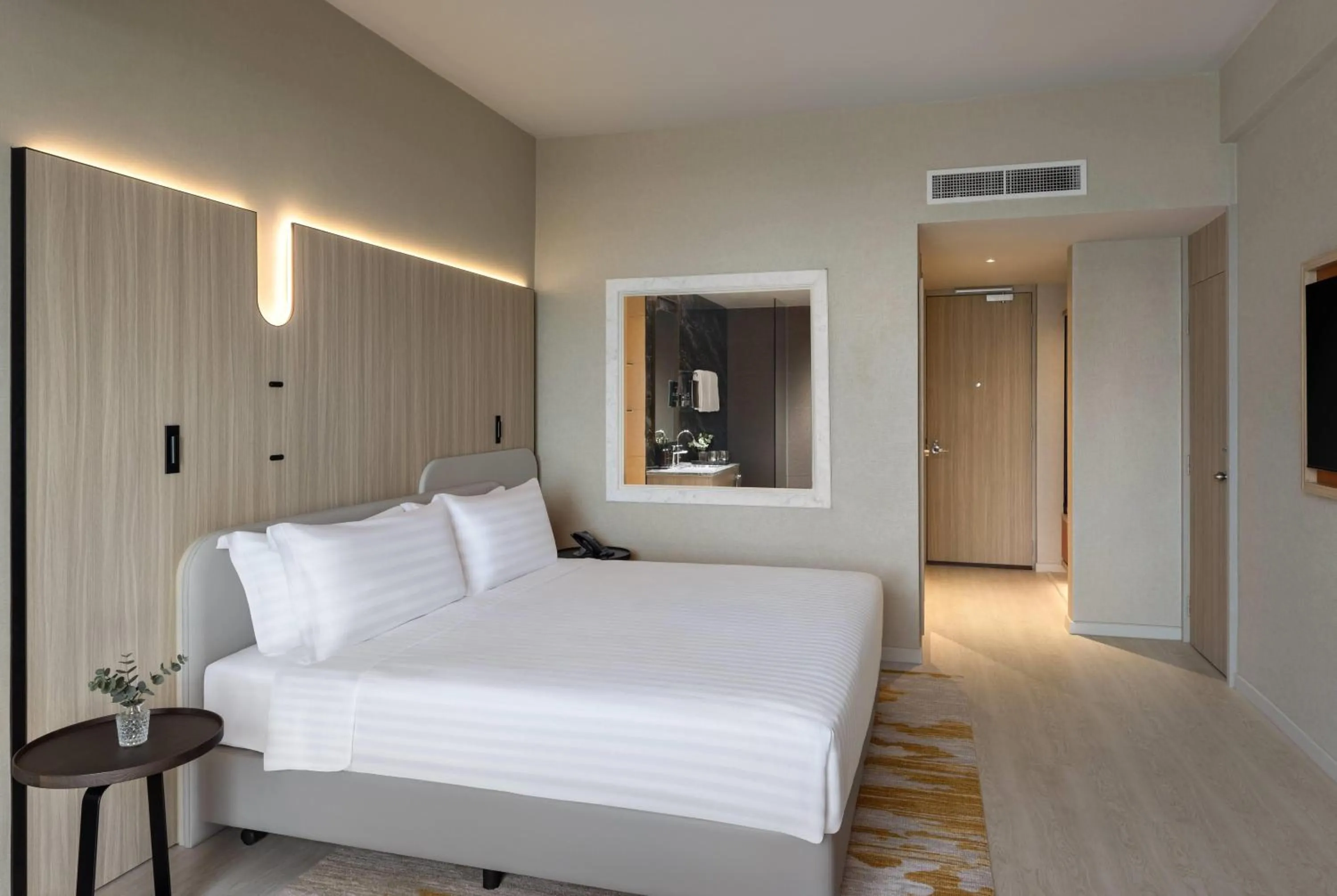 Photo of the whole room, Bed in Wyndham Singapore Hotel