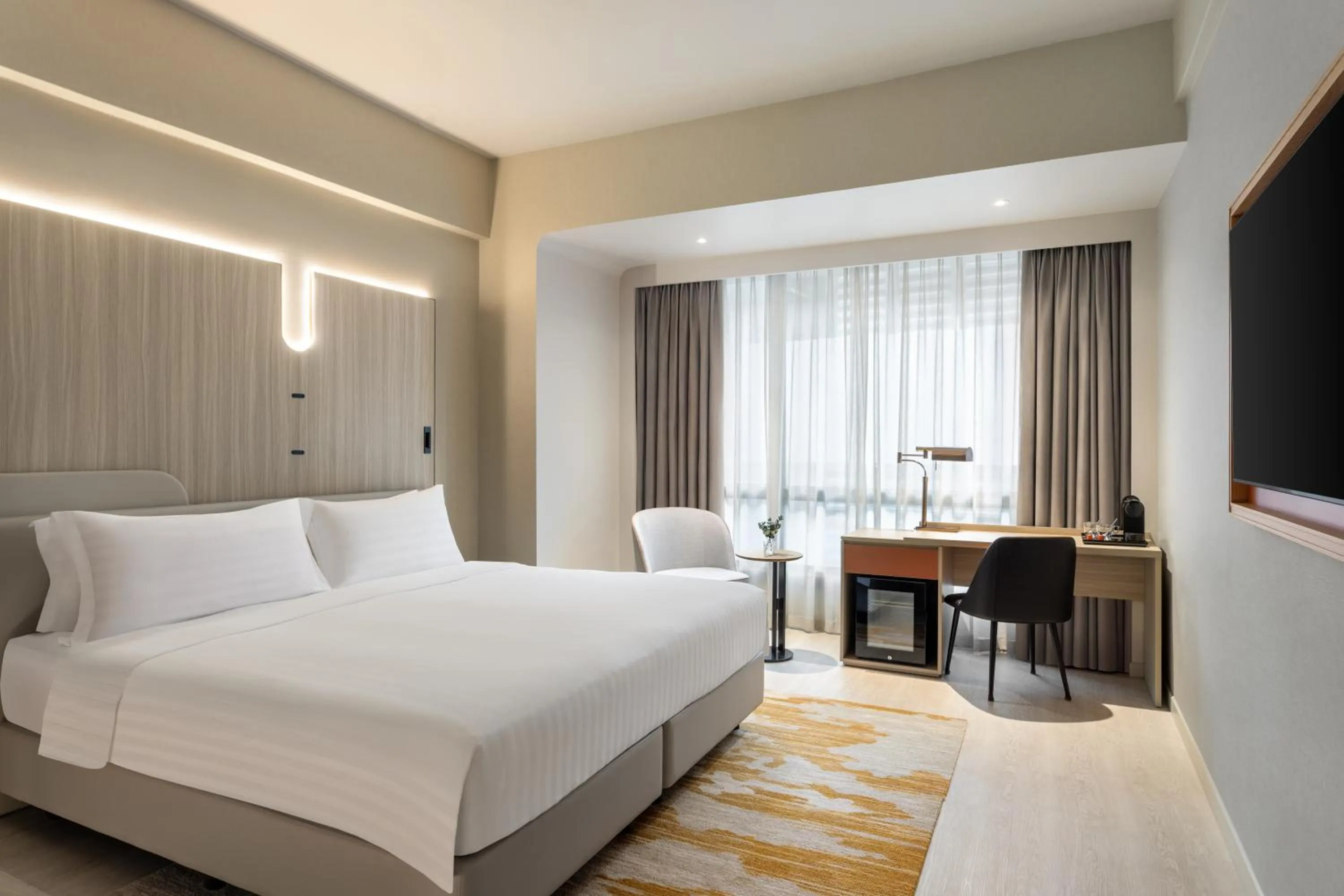 Bedroom, Bed in Wyndham Singapore Hotel