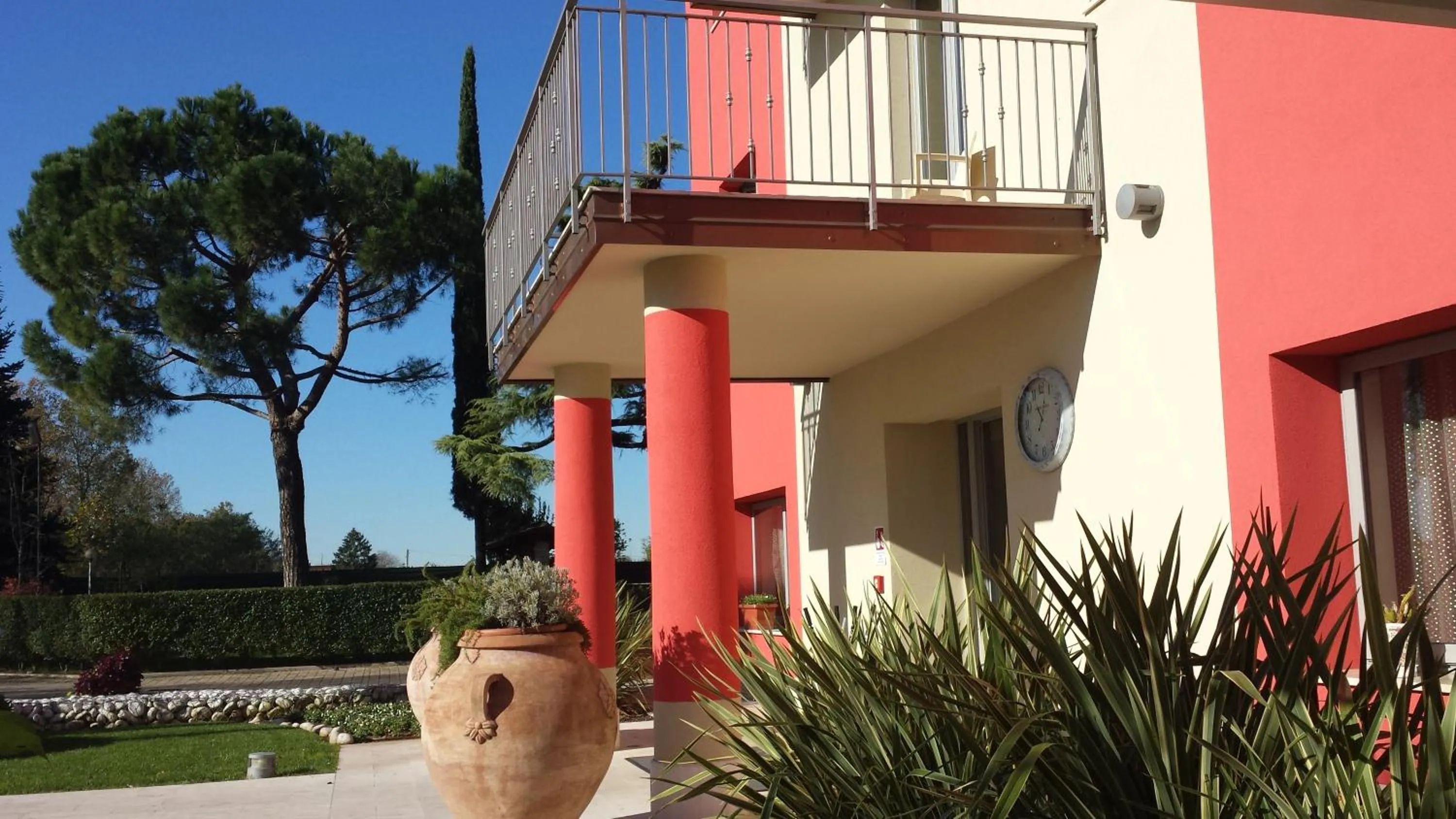Facade/entrance in La Grotta Hotel