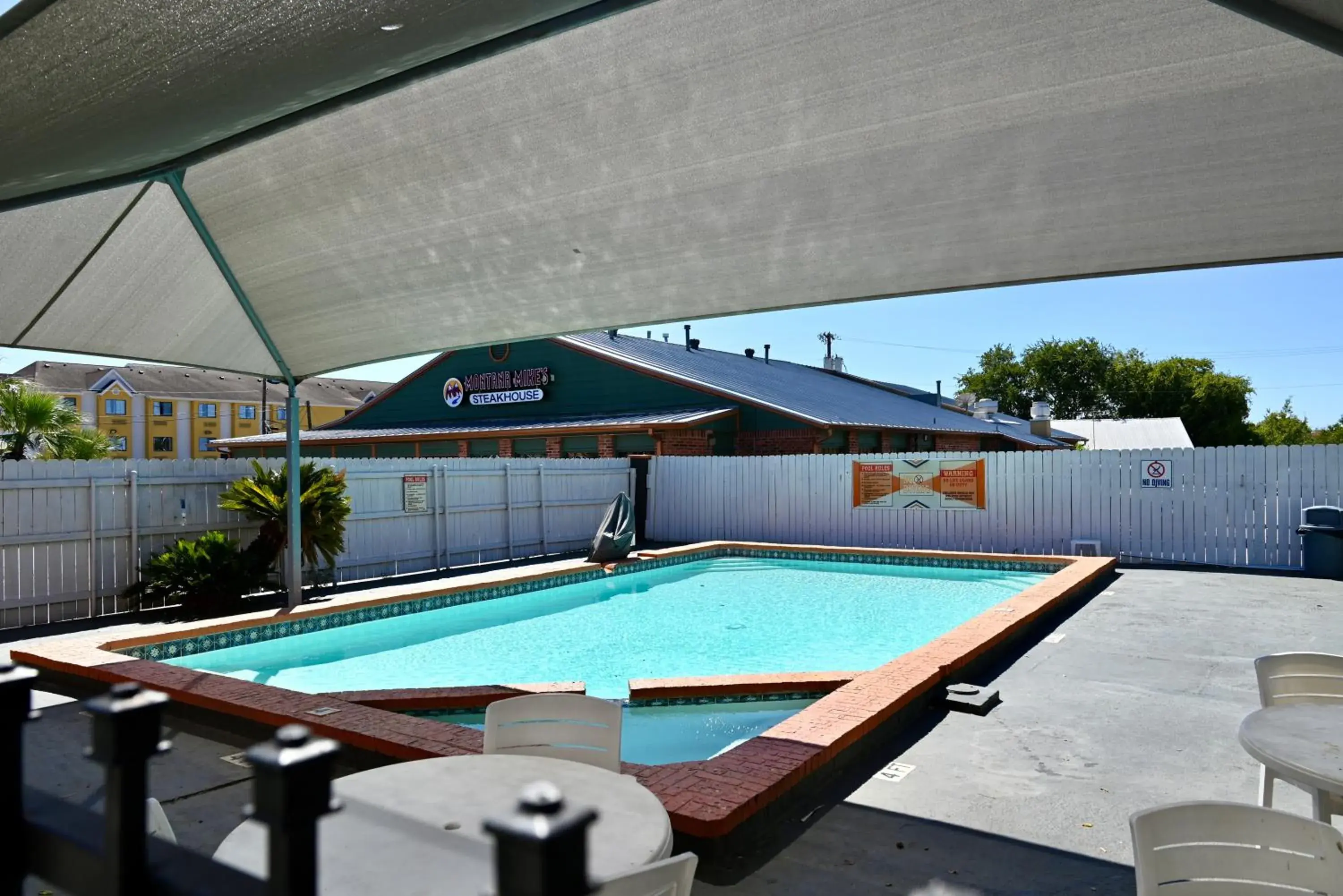 Swimming pool in Howard Johnson by Wyndham Near Schlitterbahn Swimming pool in Howard Johnson by Wyndham Near Schlitterbahn