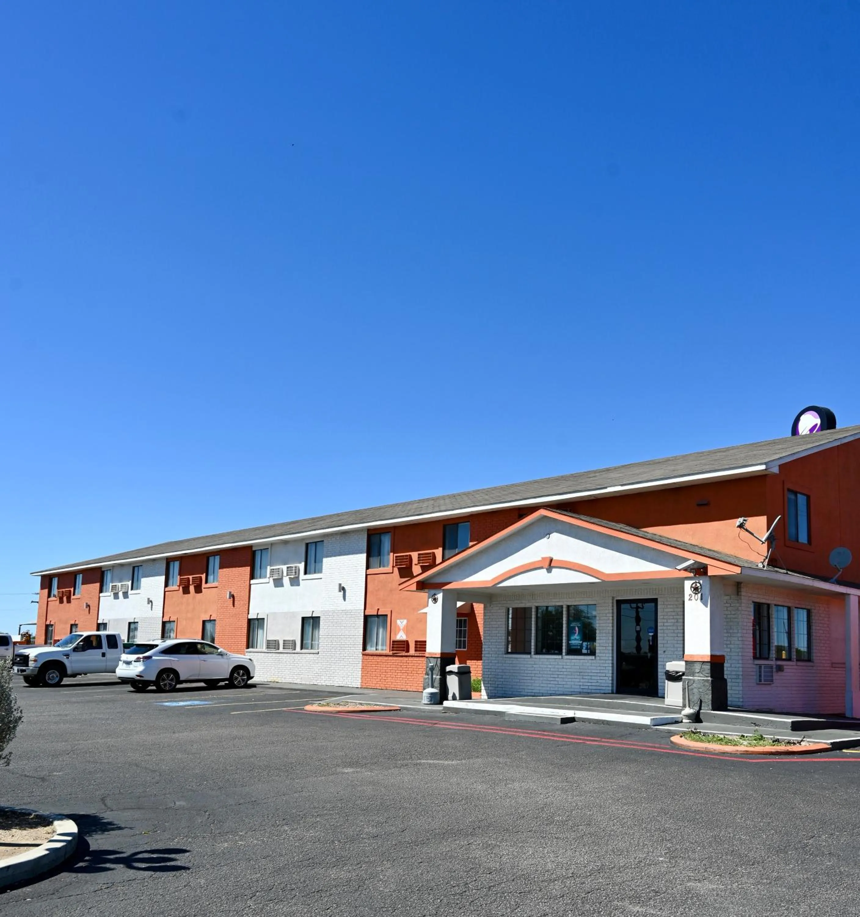 Property building in Howard Johnson by Wyndham Near Schlitterbahn