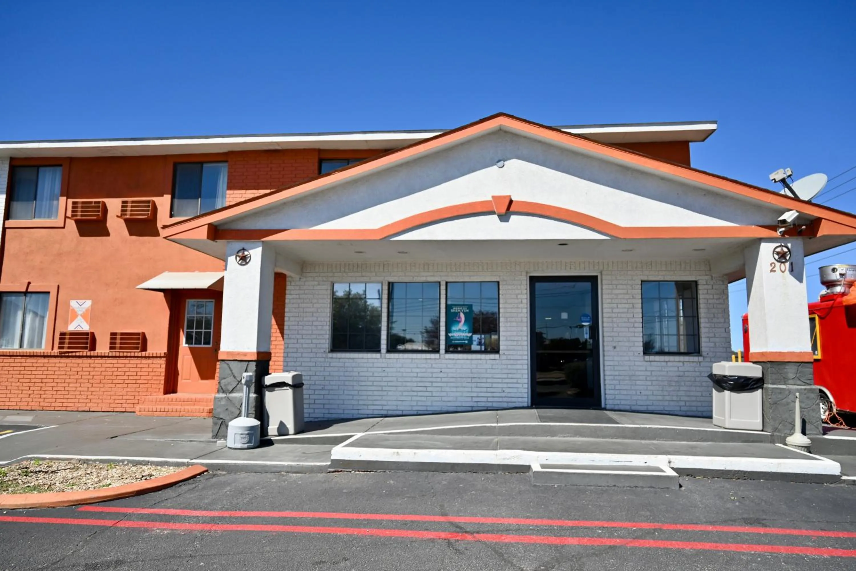 Property building in Howard Johnson by Wyndham Near Schlitterbahn