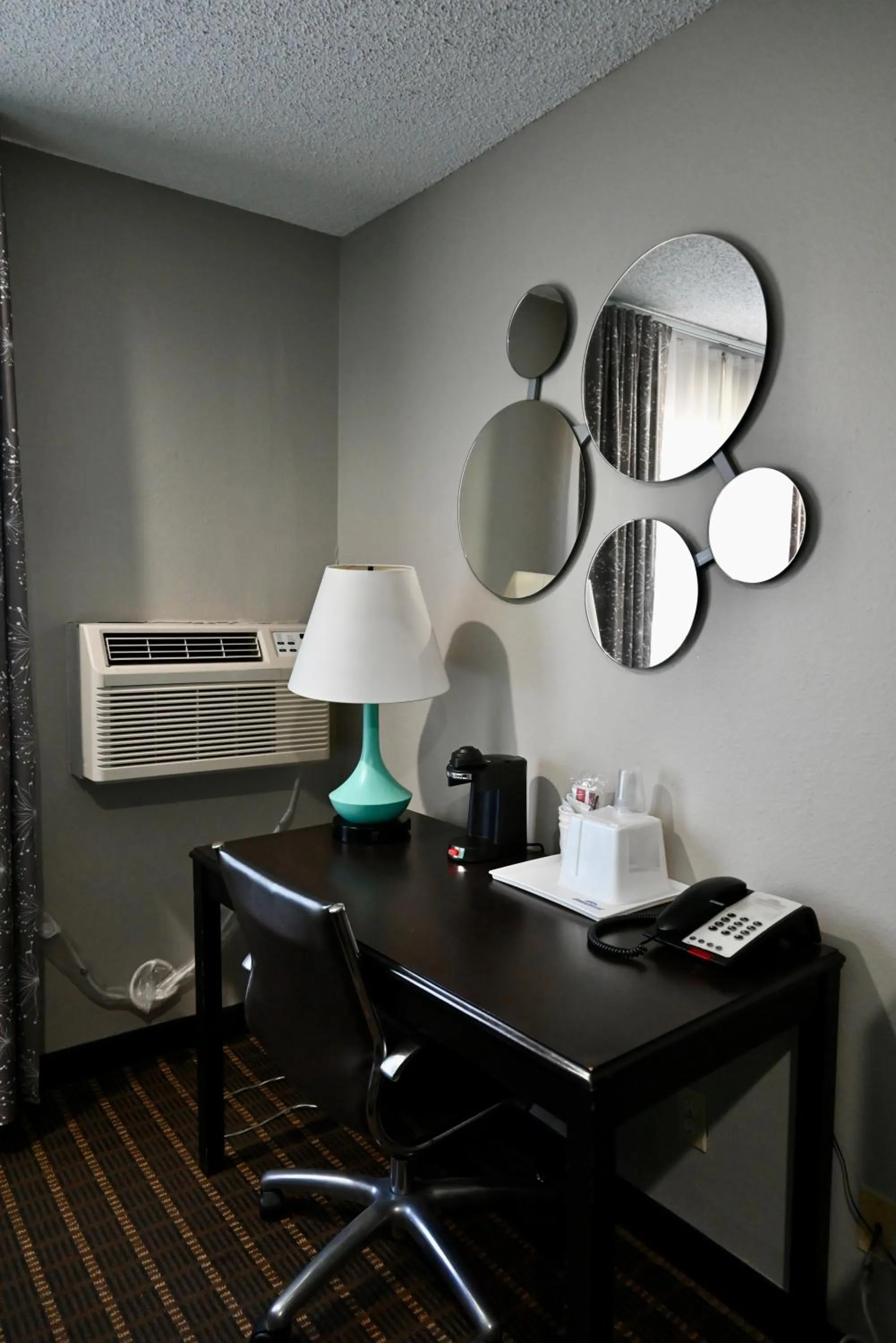 hair dresser in Howard Johnson by Wyndham Near Schlitterbahn