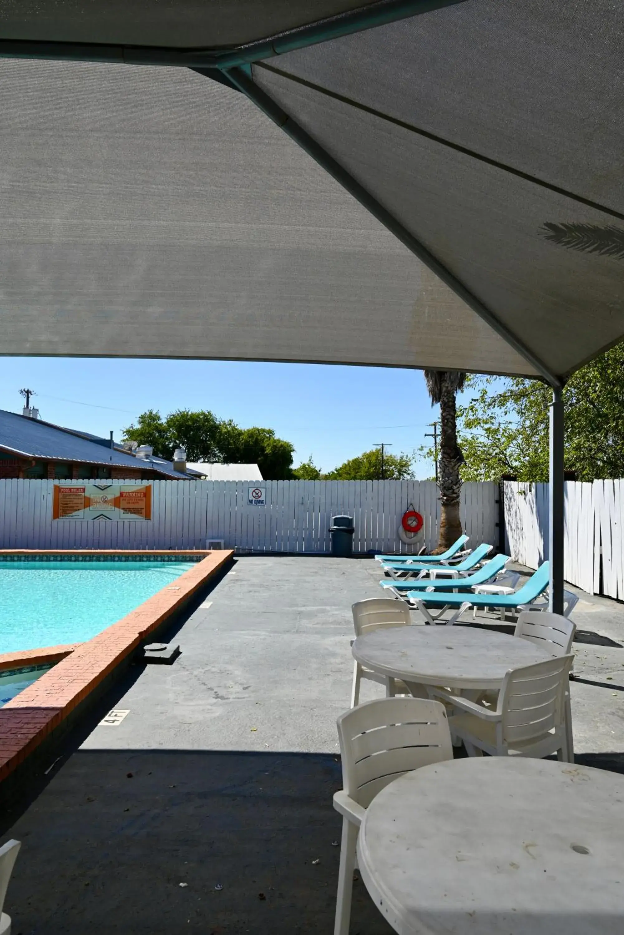 Swimming pool in Howard Johnson by Wyndham Near Schlitterbahn Swimming pool in Howard Johnson by Wyndham Near Schlitterbahn