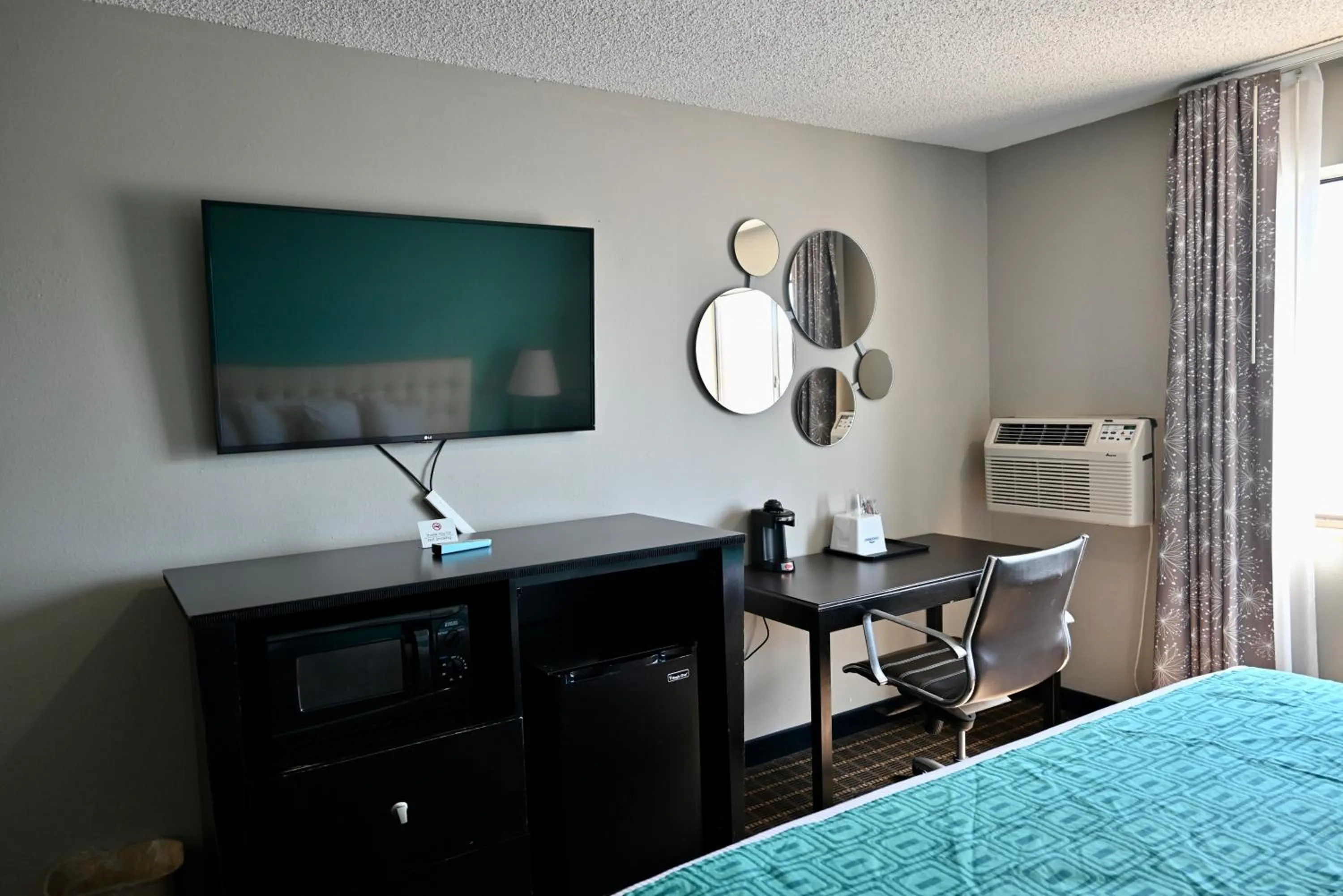 TV and multimedia, Bed in Howard Johnson by Wyndham Near Schlitterbahn