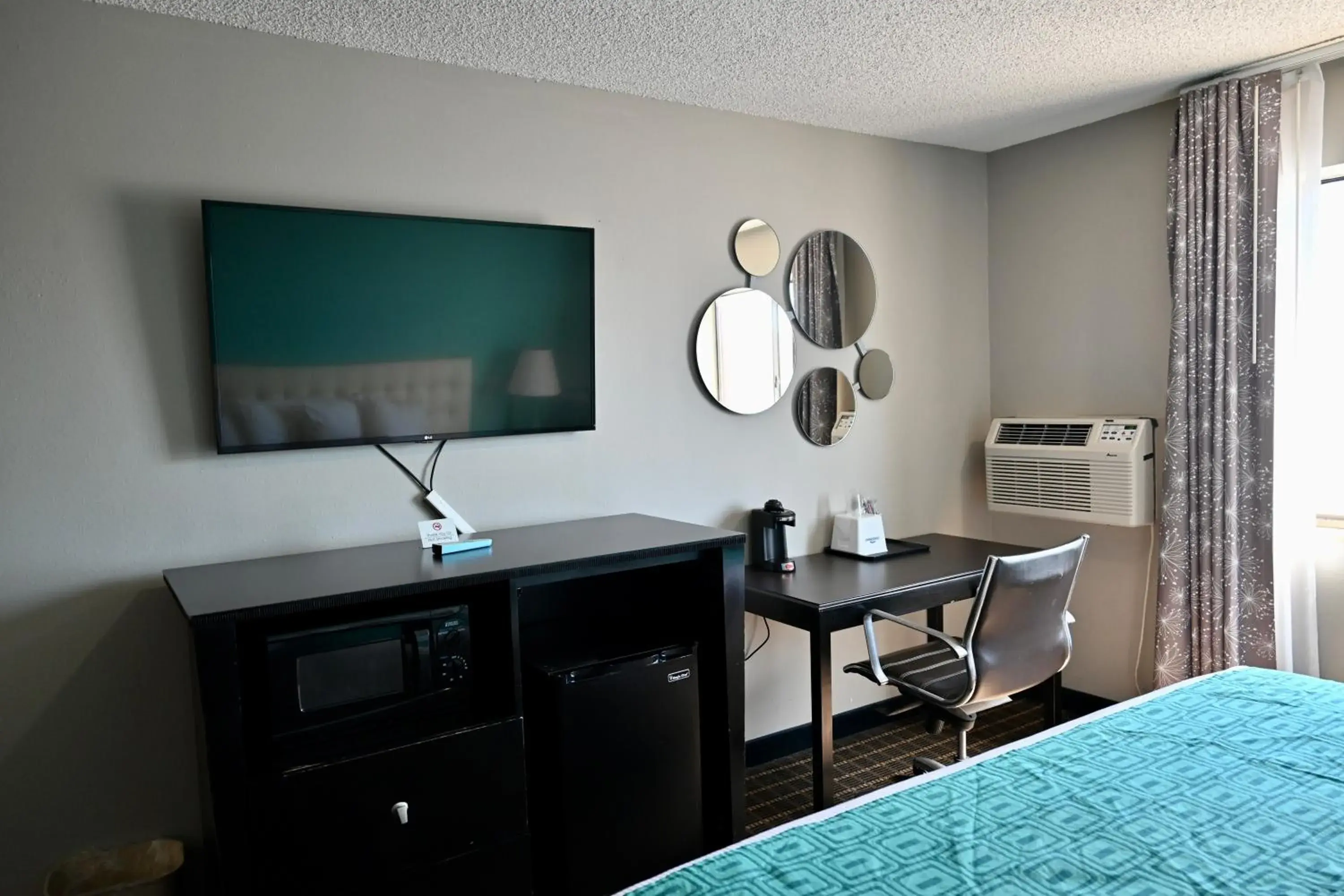 TV and multimedia, Bed in Howard Johnson by Wyndham Near Schlitterbahn TV and multimedia, Bed in Howard Johnson by Wyndham Near Schlitterbahn