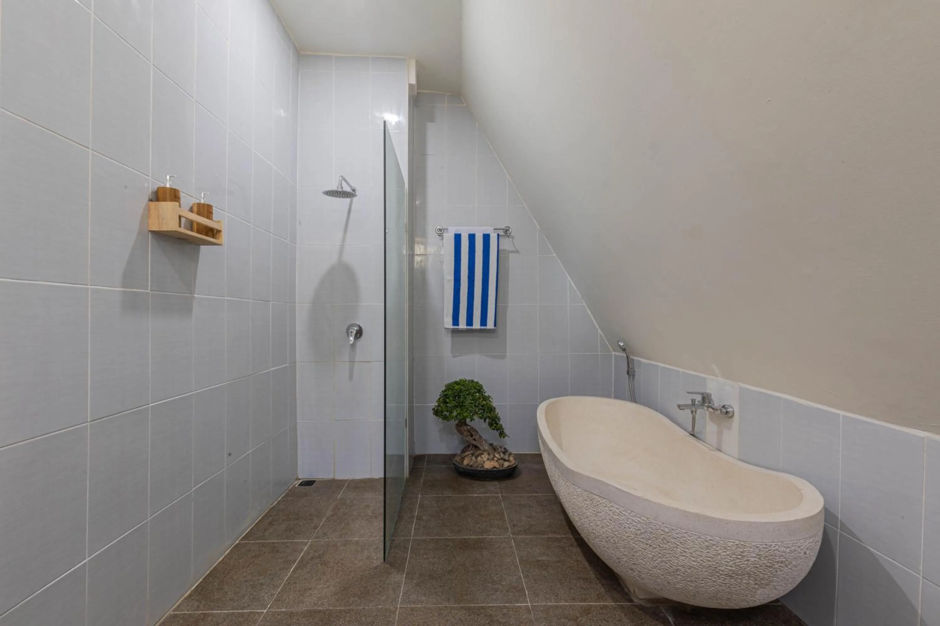 Toilet in Kabeh Jati Garden Villa & Restaurant