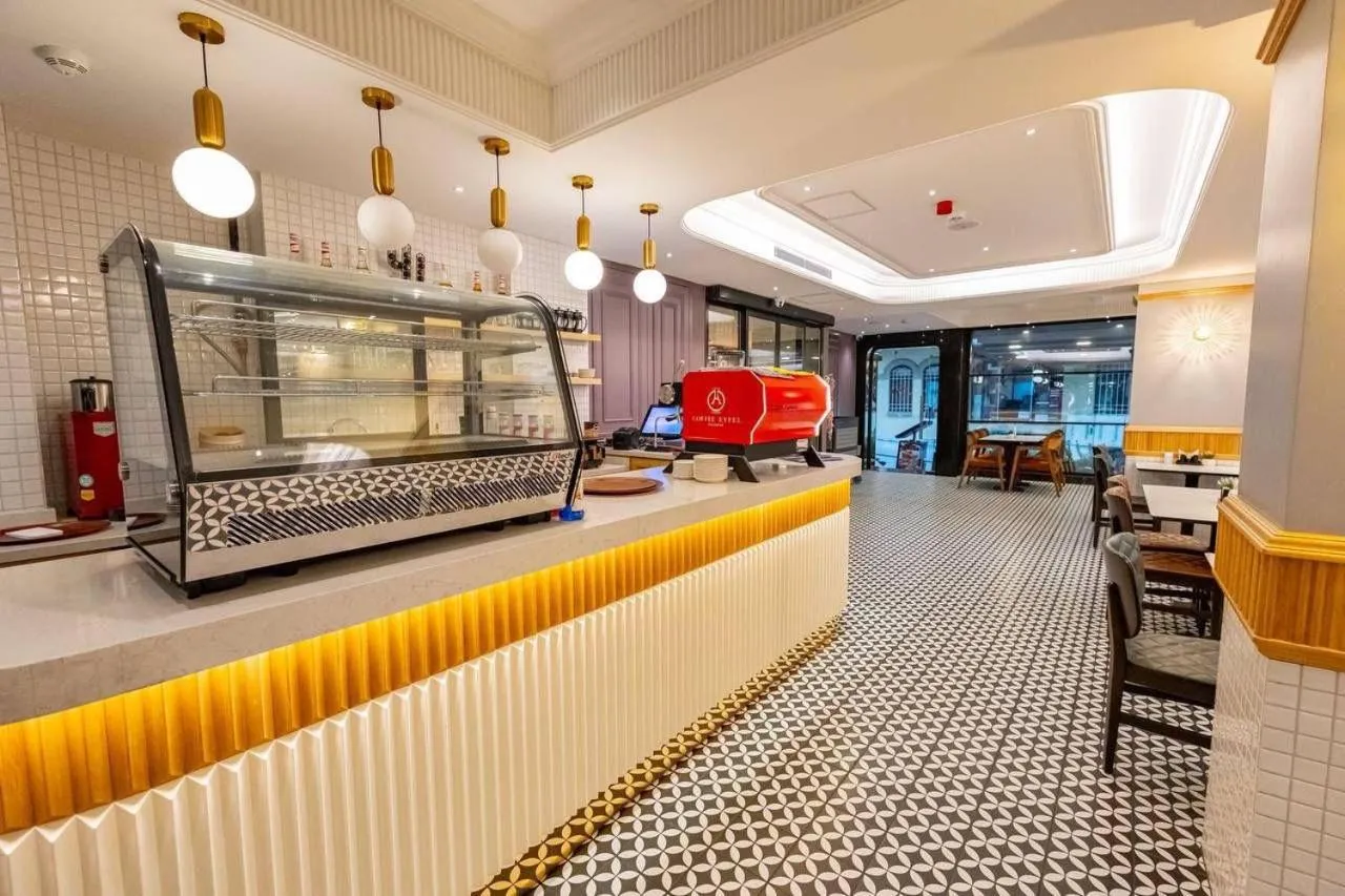 Restaurant/places to eat in Hotel Eyfel