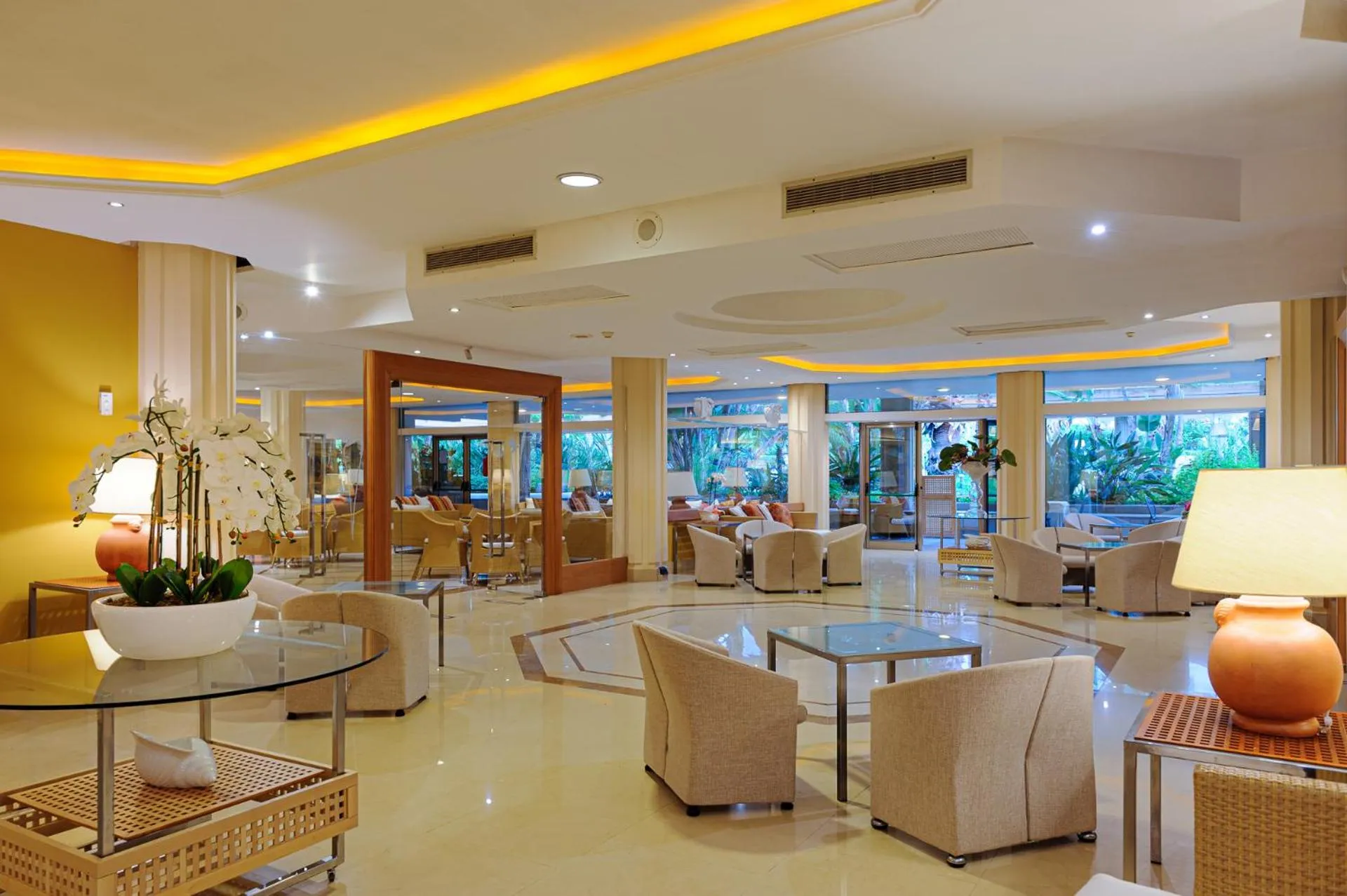 Lounge or bar in Acacia Resort Parco Dei Leoni