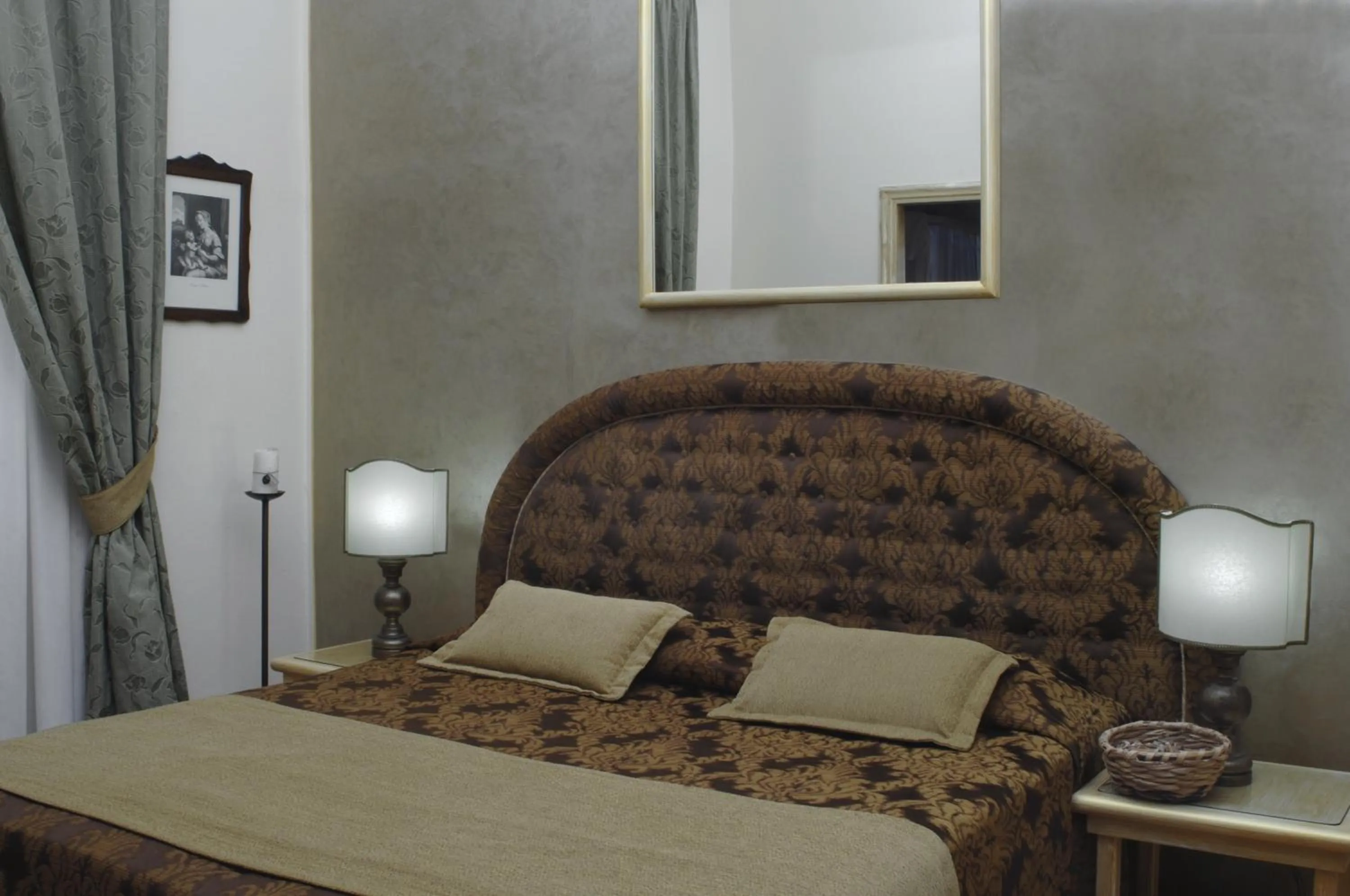 Photo of the whole room, Bed in Relais Dante e Beatrice