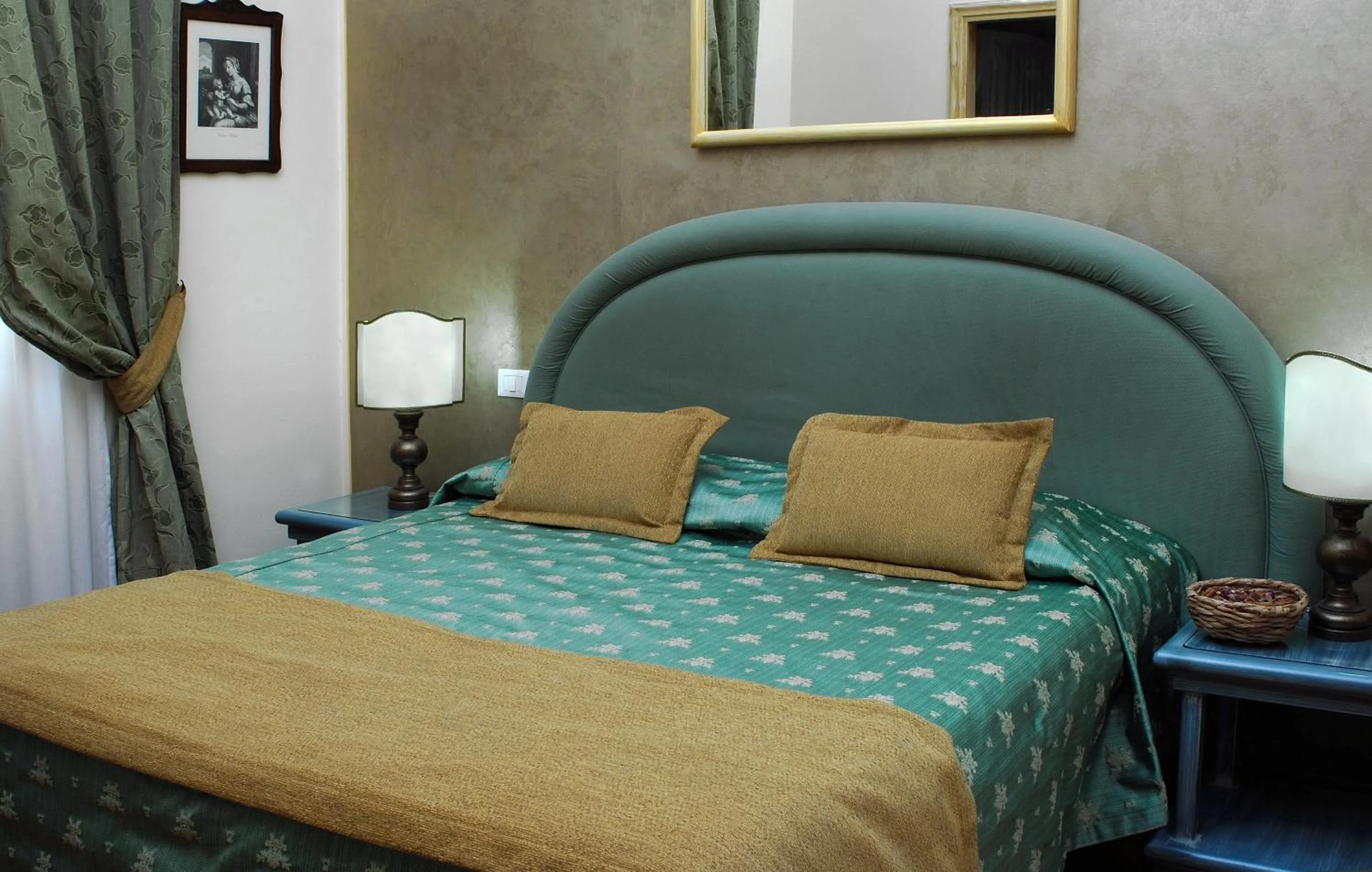 Photo of the whole room, Bed in Relais Dante e Beatrice