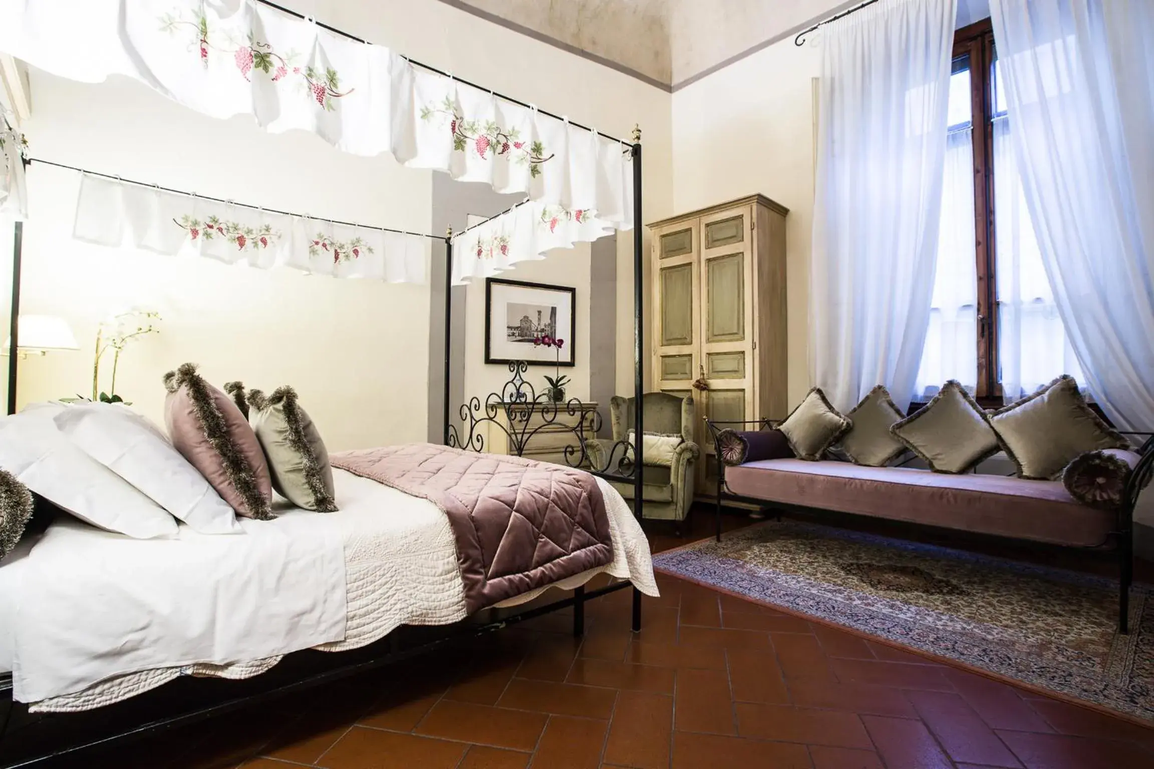 Decorative detail, Bed in Hotel Burchianti Decorative detail, Bed in Hotel Burchianti