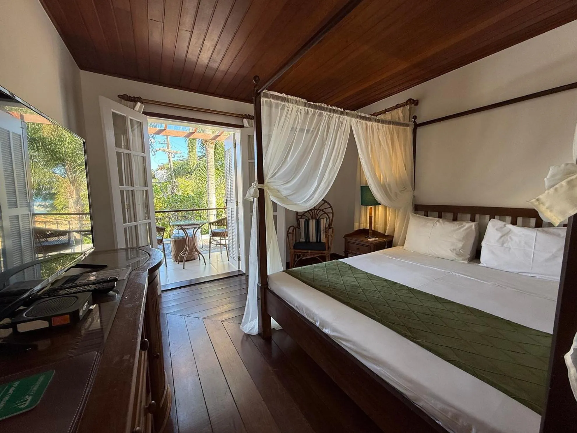 Property building, Bed in Pousada Corsario Buzios