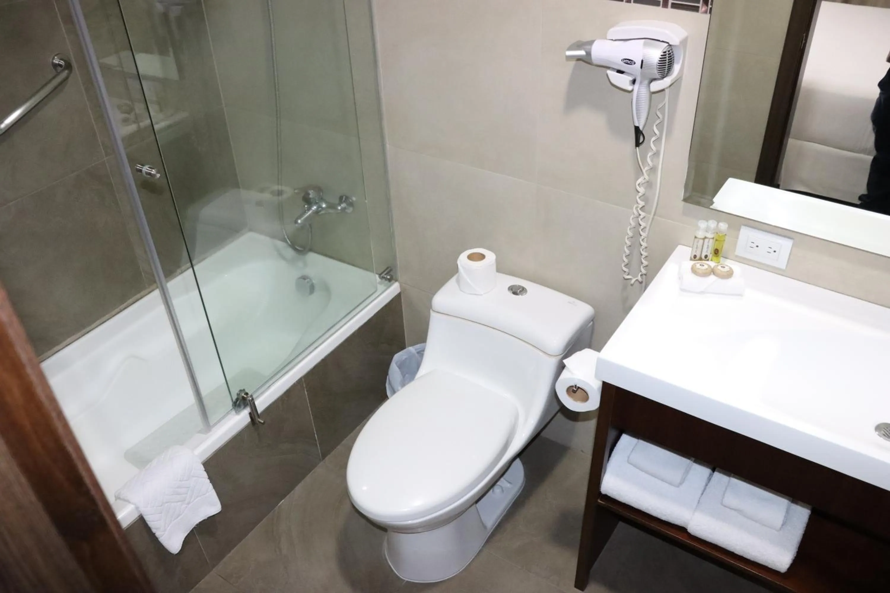 Shower in Hotel San Agustin Plaza