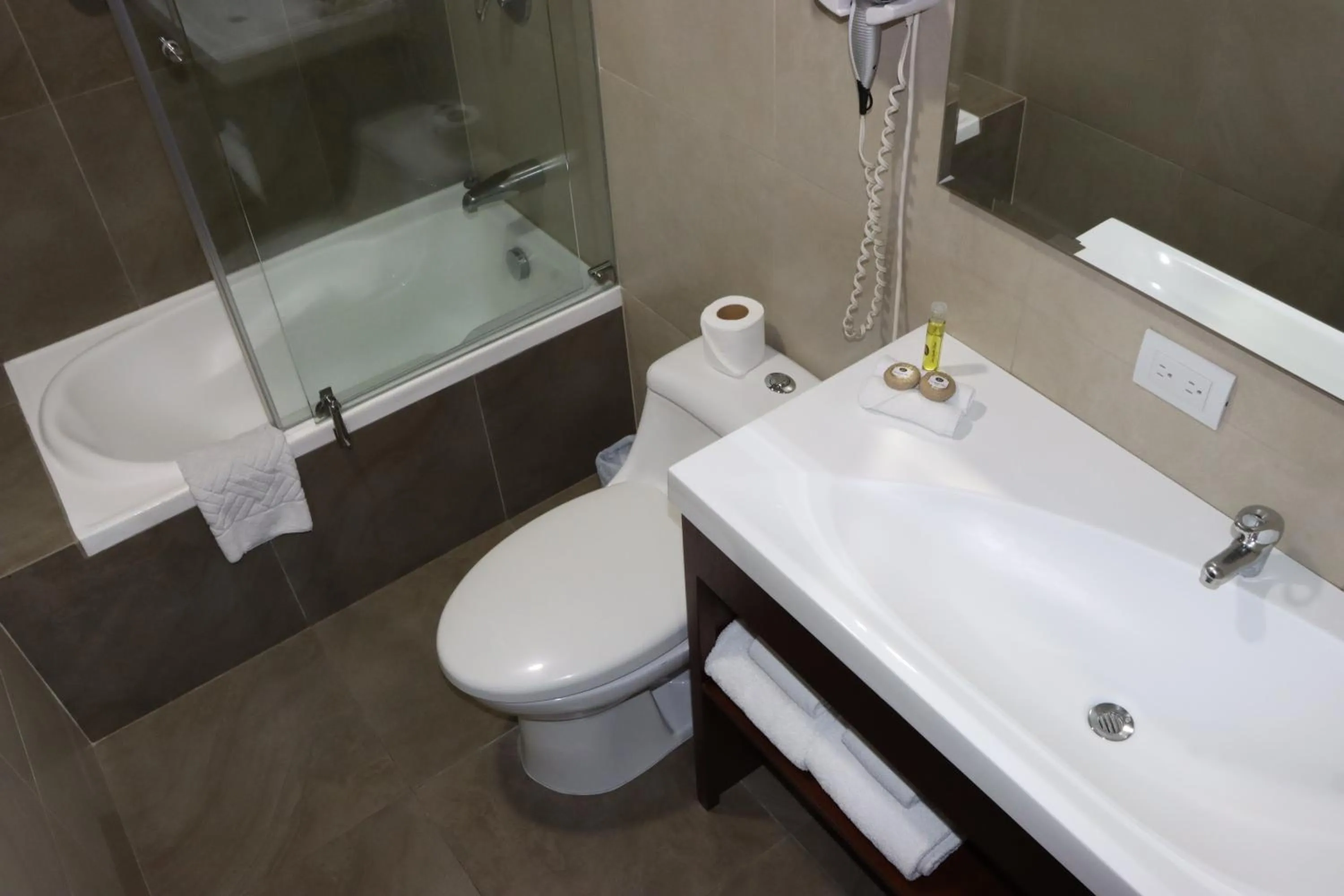 Shower in Hotel San Agustin Plaza