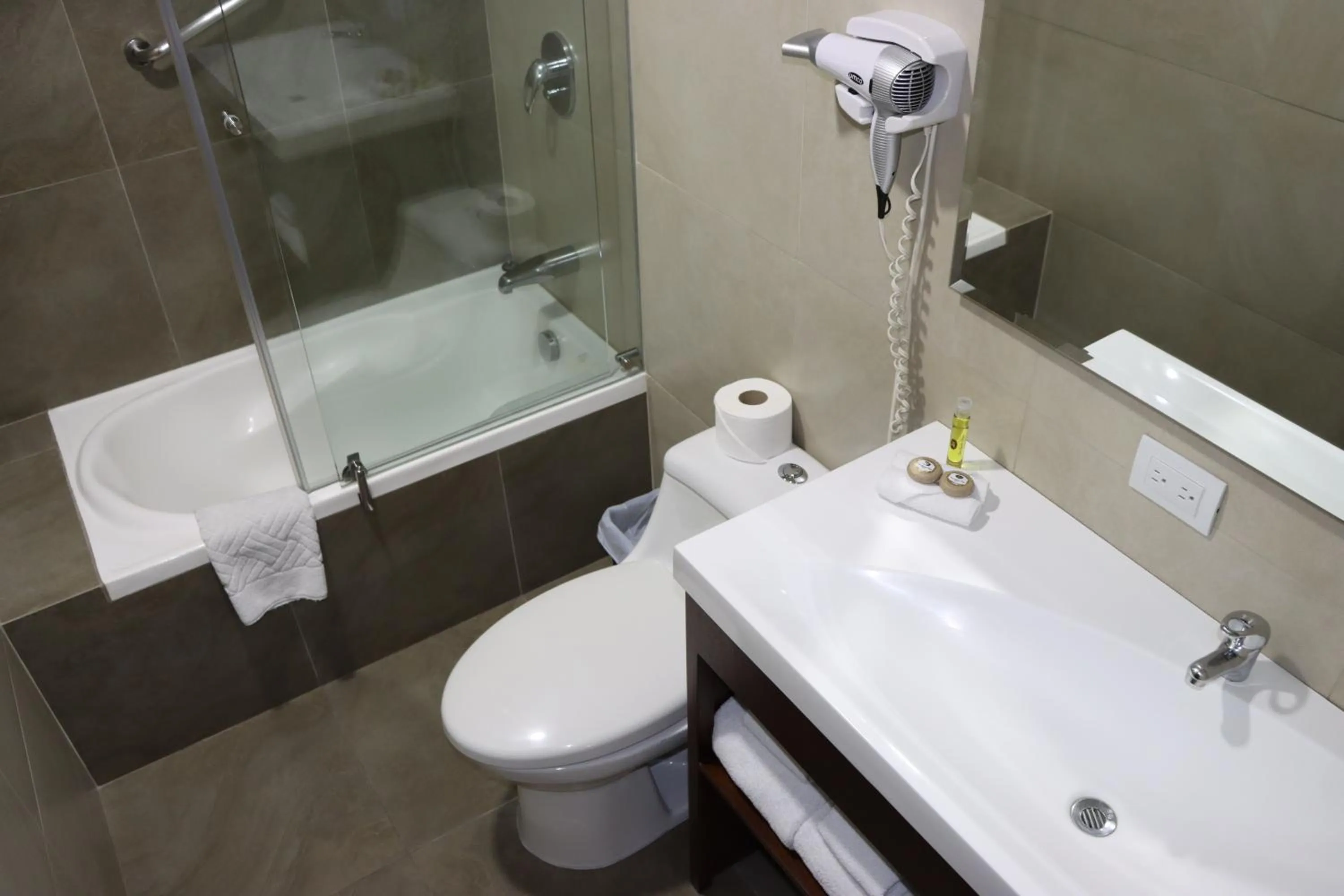 Shower in Hotel San Agustin Plaza