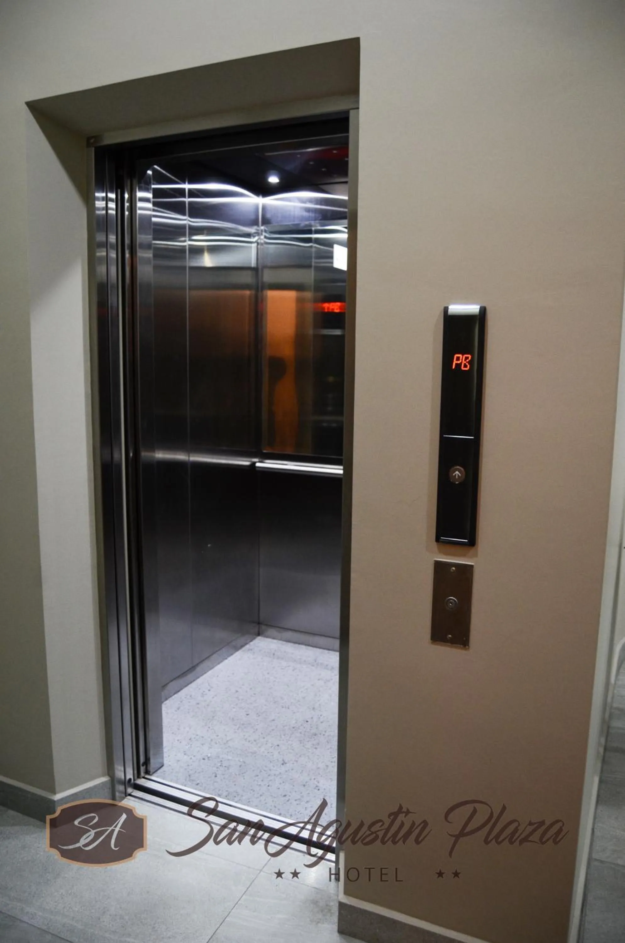 elevator in Hotel San Agustin Plaza