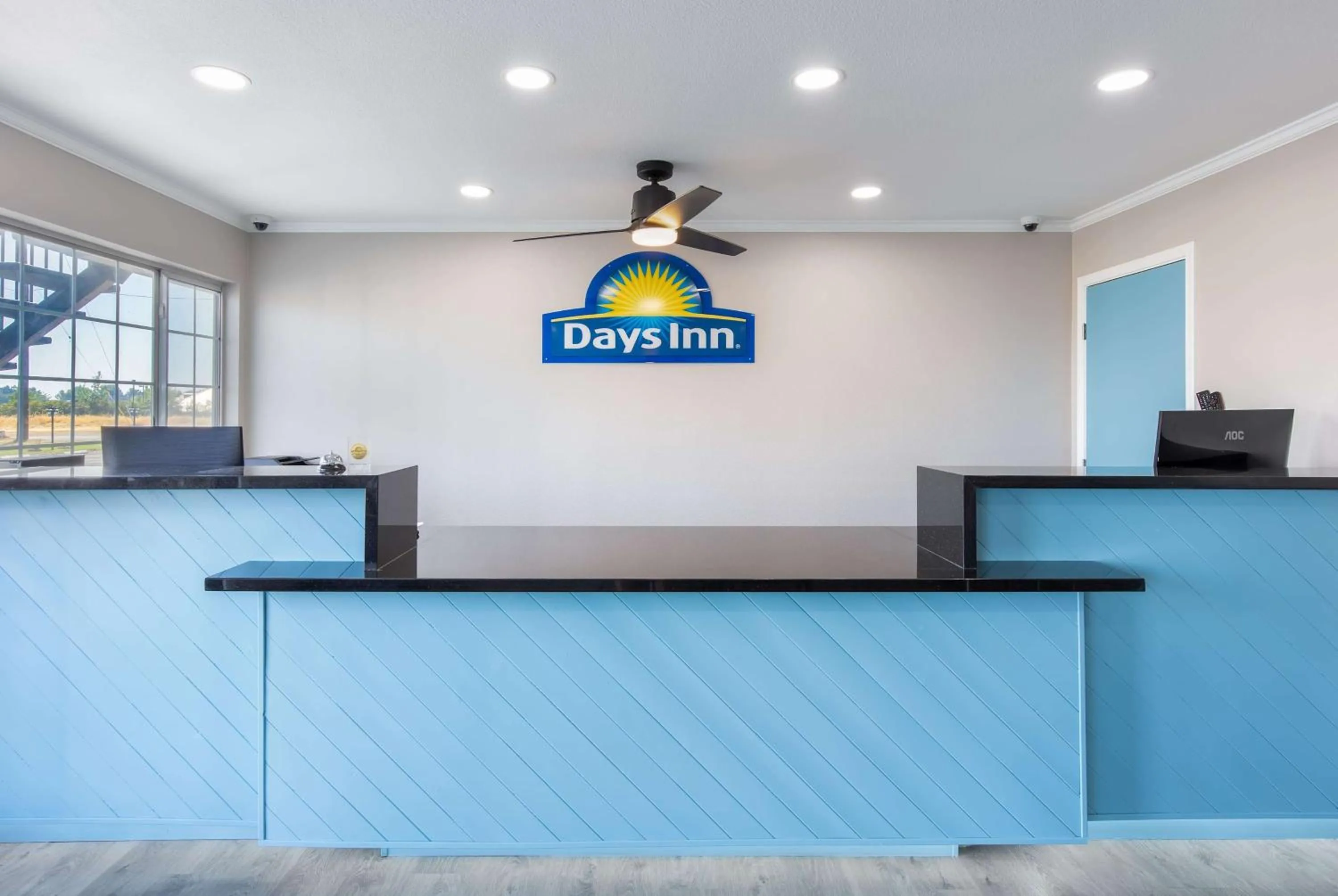 Lobby or reception in Days Inn by Wyndham Red Bluff